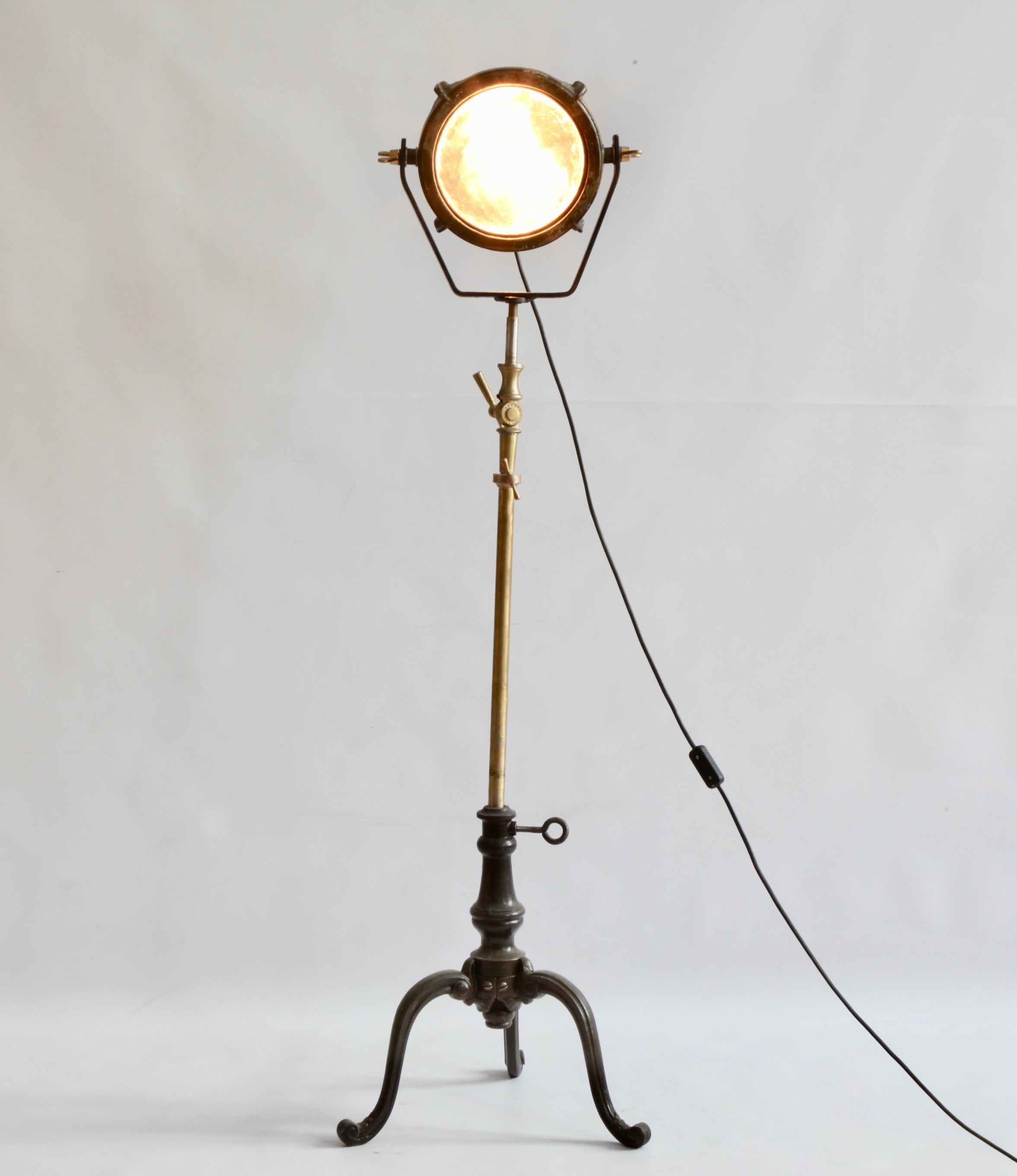 Lampe sur pied industrielle française du milieu du siècle, fabriquée à partir de composants en métal et en laiton. Ajustable à la taille.