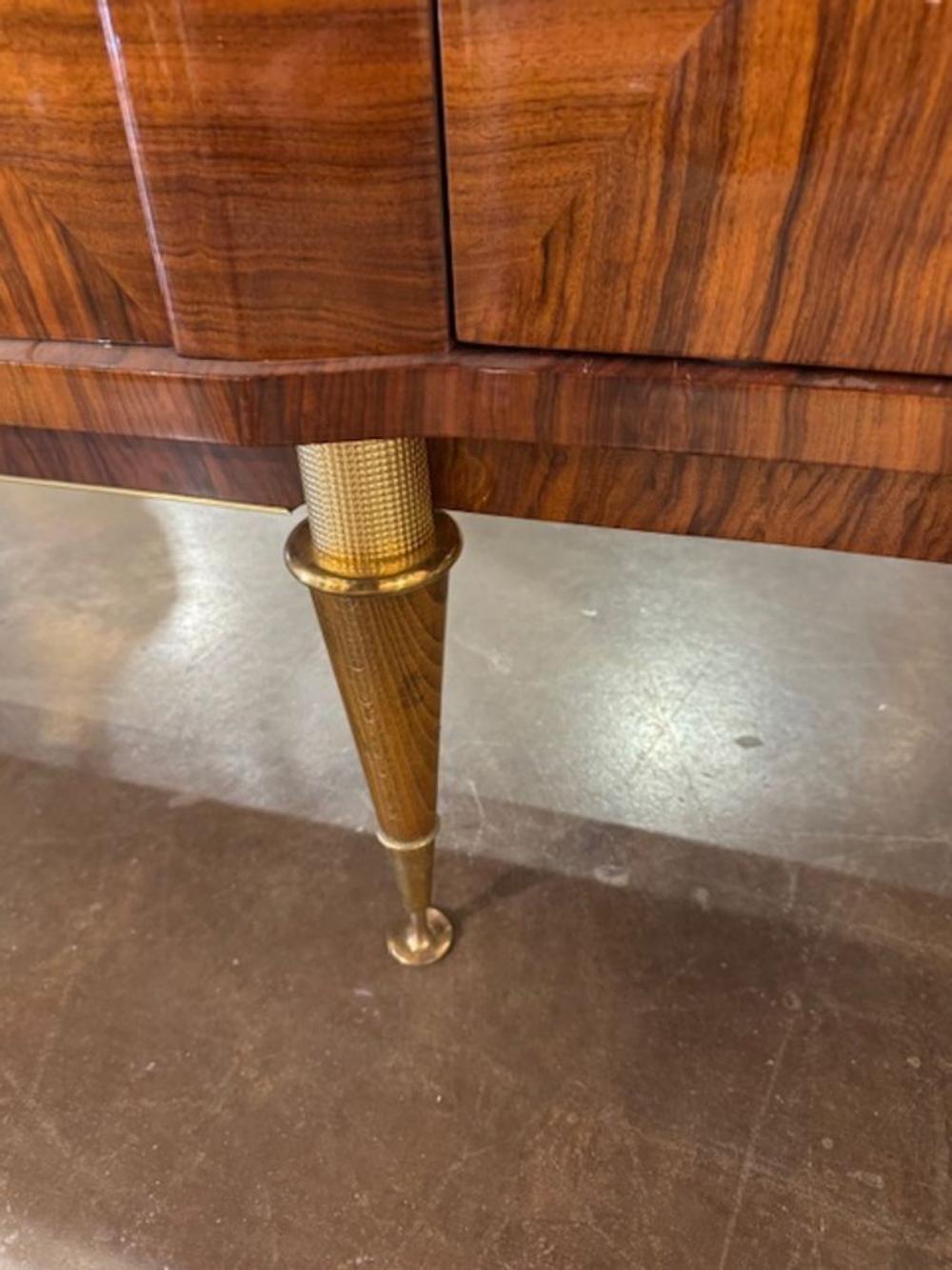 Mid Century French Inlaid Sideboard with Brass Details Moderno de mediados de siglo en venta