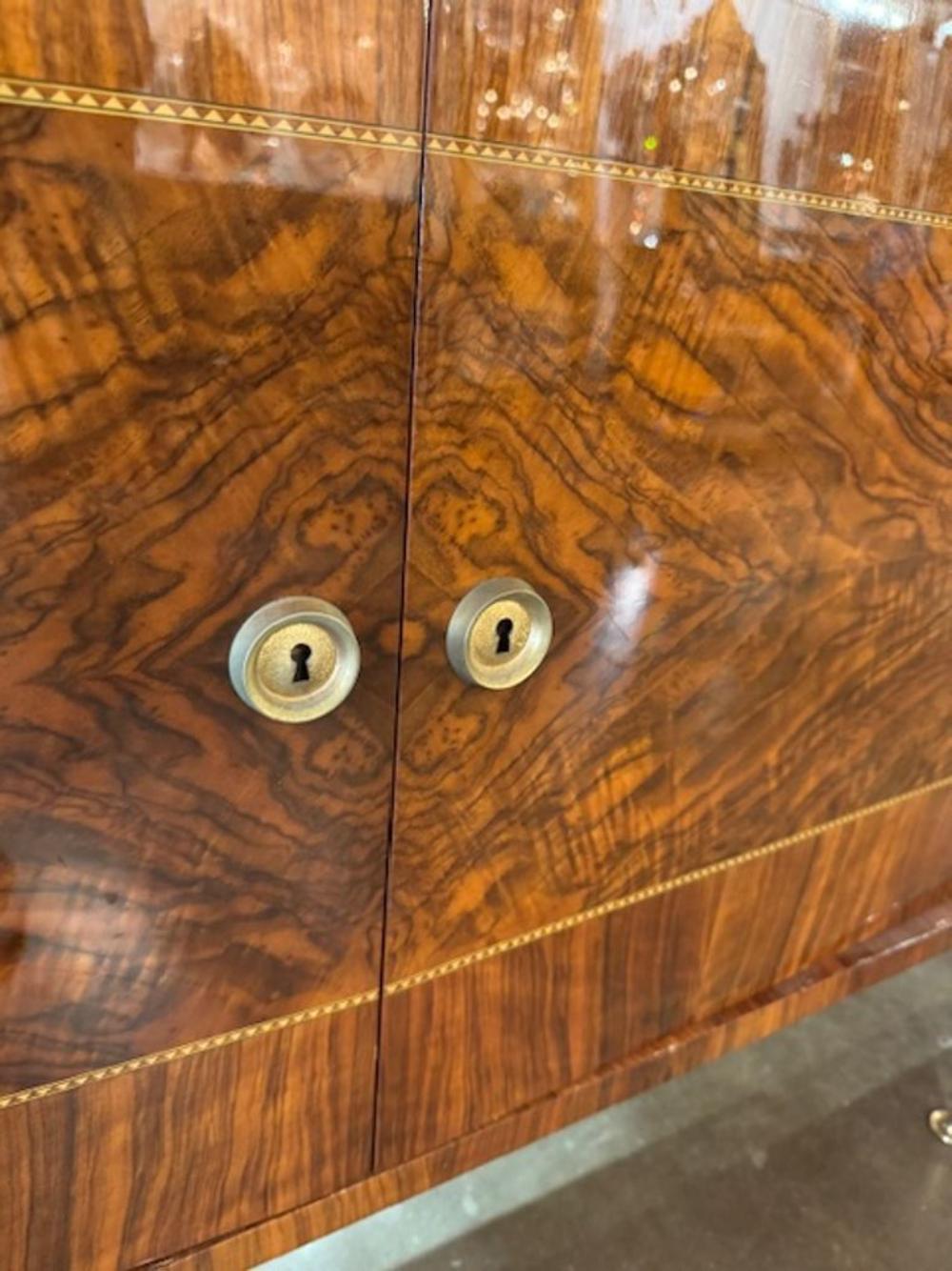 Mid Century French Inlaid Sideboard with Brass Details Francés en venta