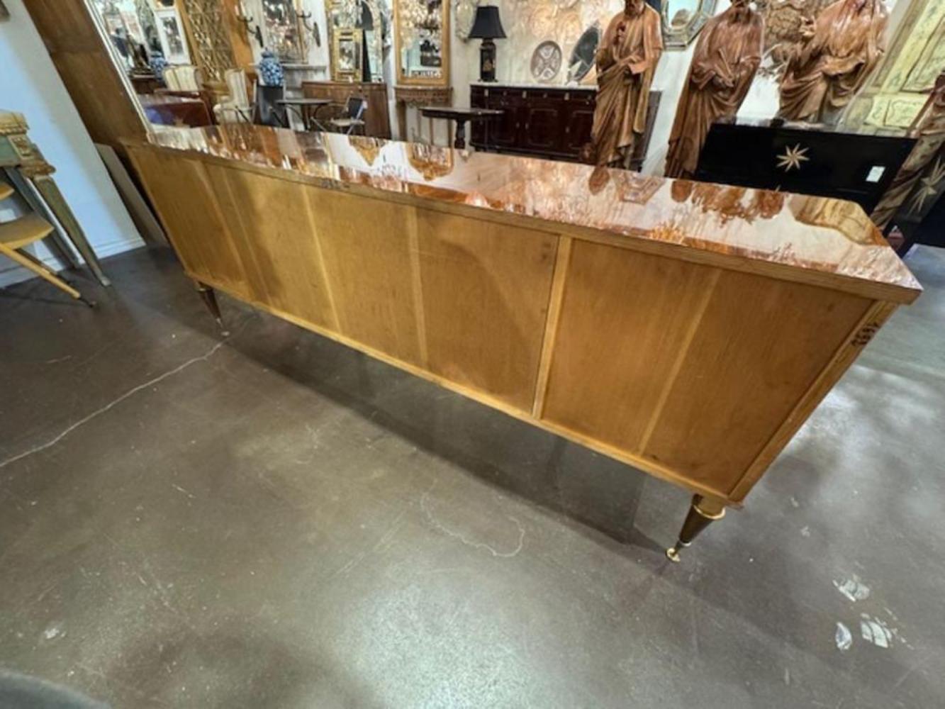 Mid Century French Inlaid Sideboard with Brass Details Incrustación en venta