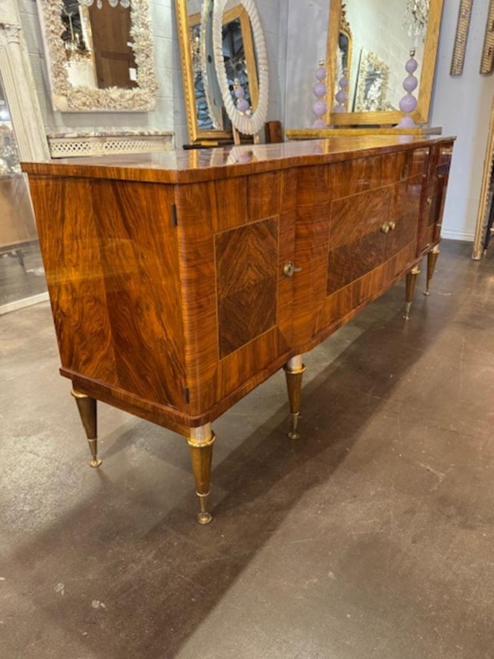 Mid Century French Inlaid Sideboard with Brass Details en Bueno estado para la venta en Dallas, TX