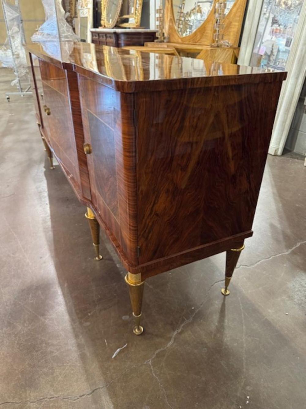 Mid Century French Inlaid Sideboard with Brass Details siglo XX en venta