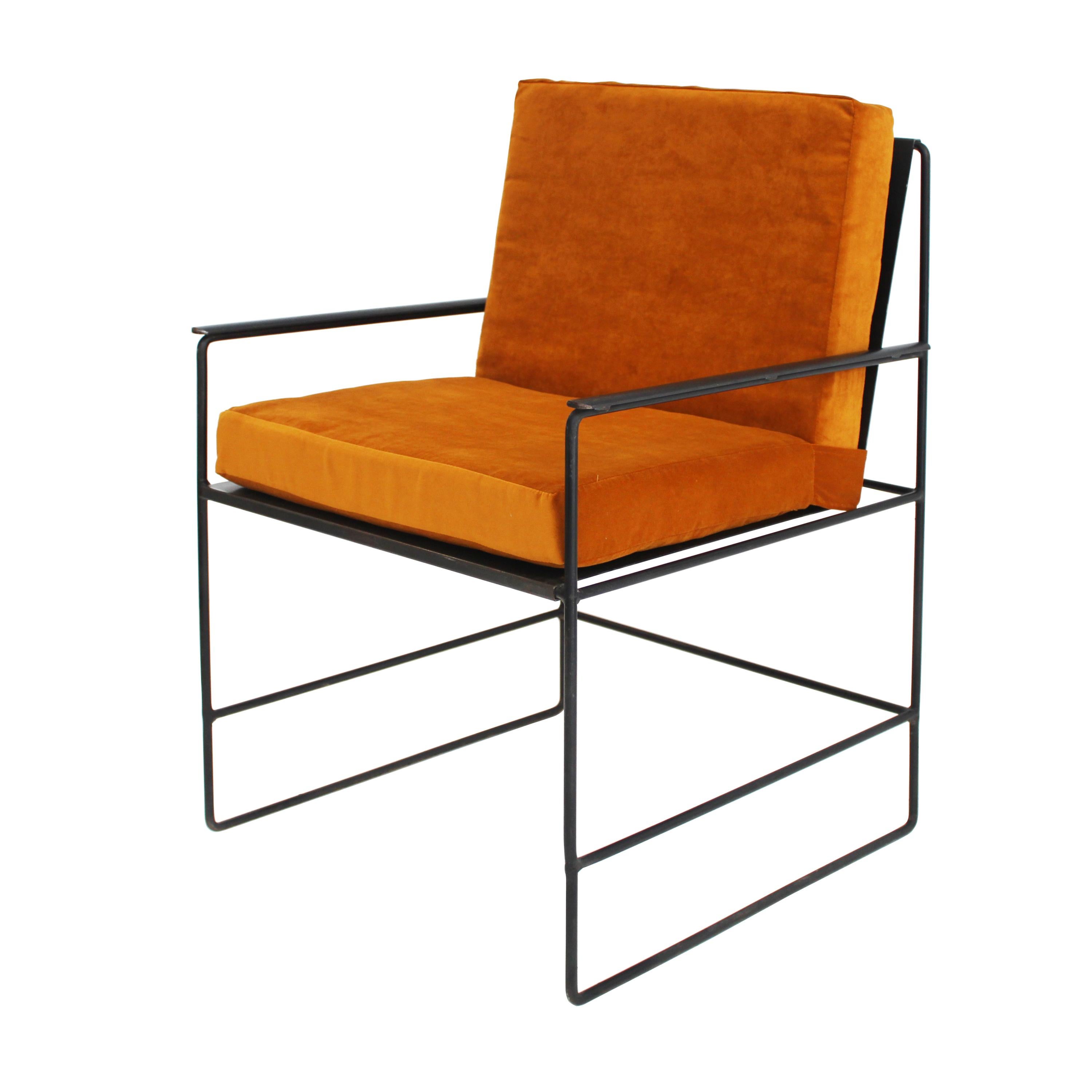 Elegante coppia di sedie da salotto francesi dal design minimalista e architettonico. Realizzate a mano in ferro battuto, le loro cornici sottili e lineari sono completate da cuscini di seduta e di schienale generosamente imbottiti e rivestiti in