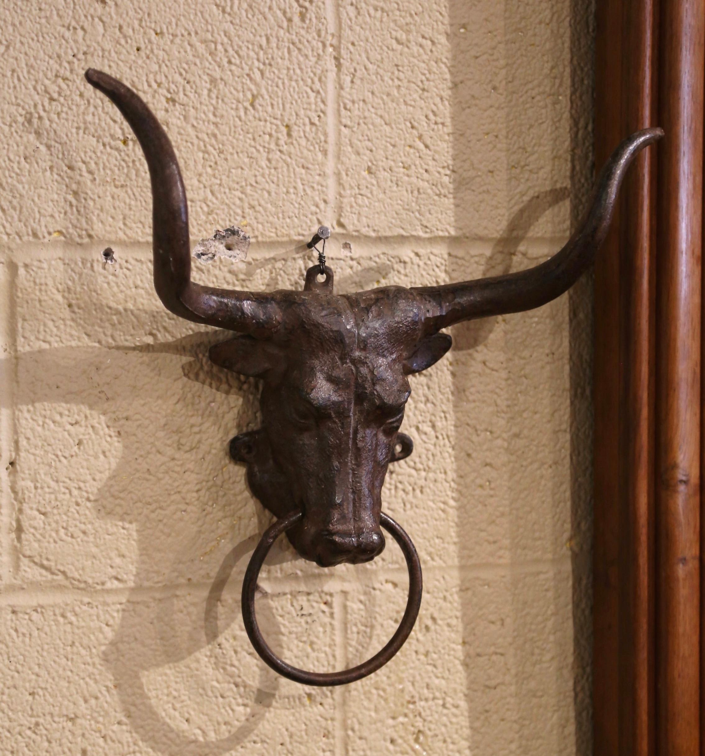 Fait main Heurtoir de porte d'entrée en fer à tête de vache du milieu du siècle dernier en vente