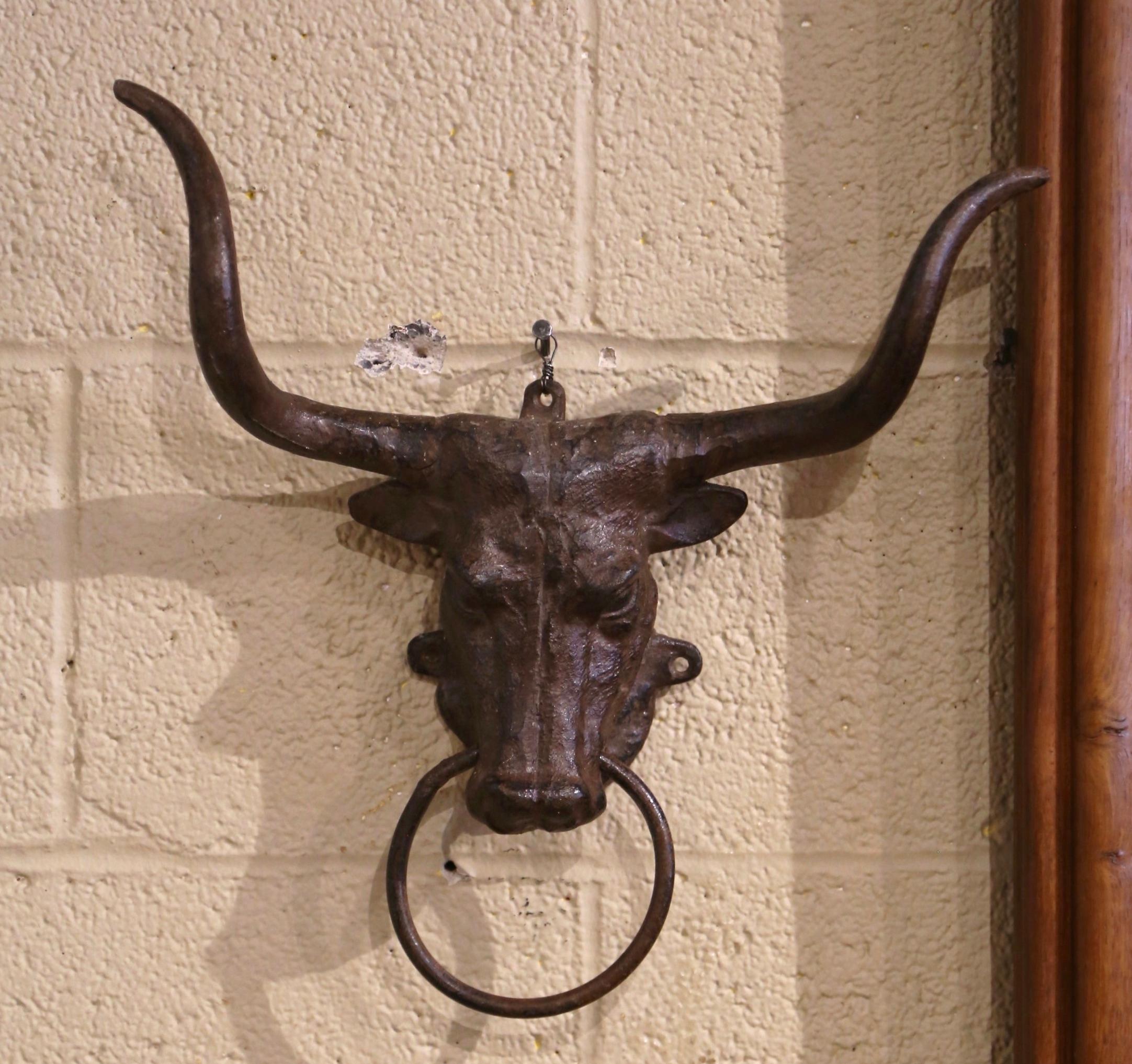 Heurtoir de porte d'entrée en fer à tête de vache du milieu du siècle dernier Excellent état - En vente à Dallas, TX