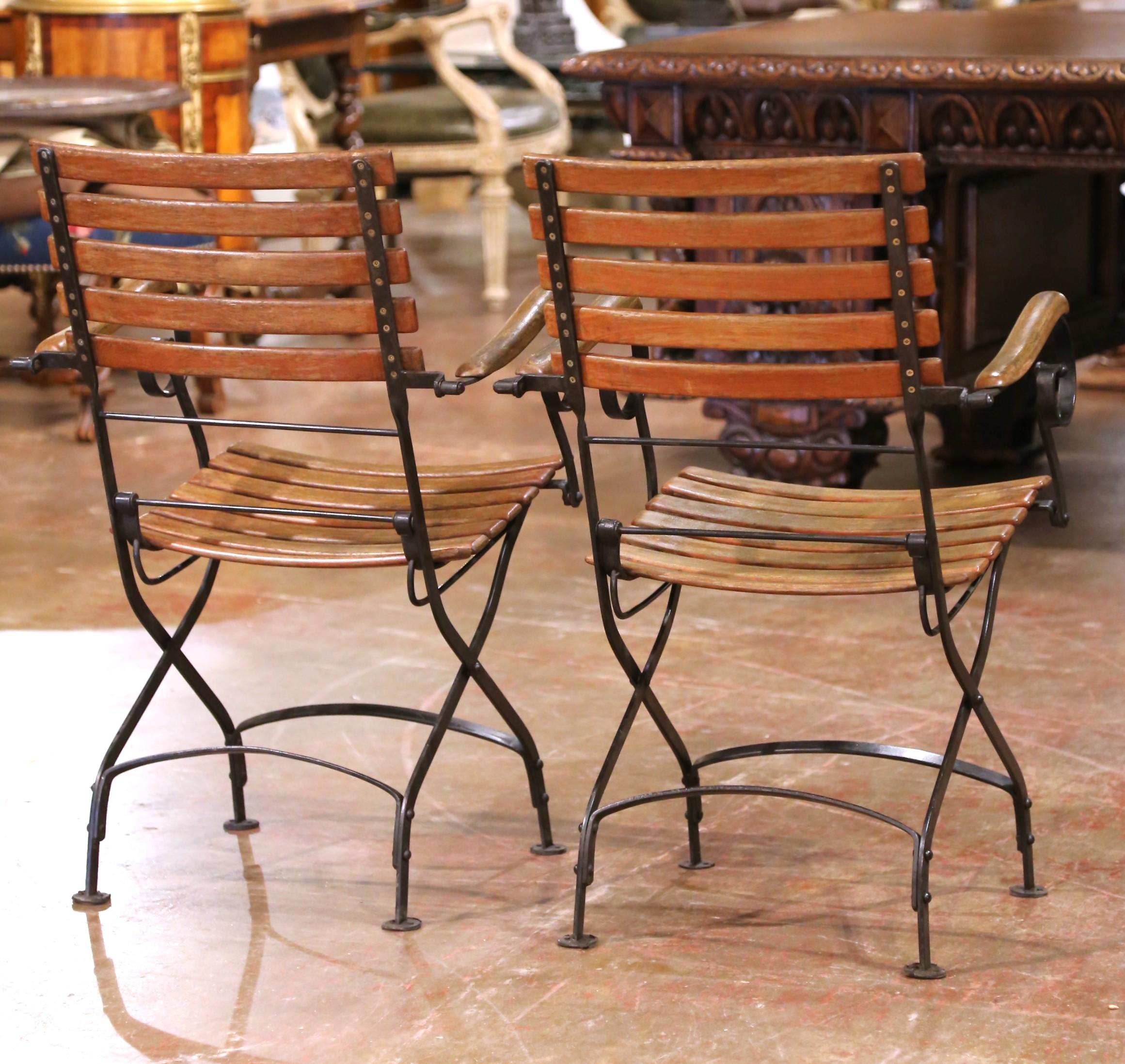 Chaises de jardin pliantes en fer et lattes de bois du milieu du siècle, lot de 2 en vente 2