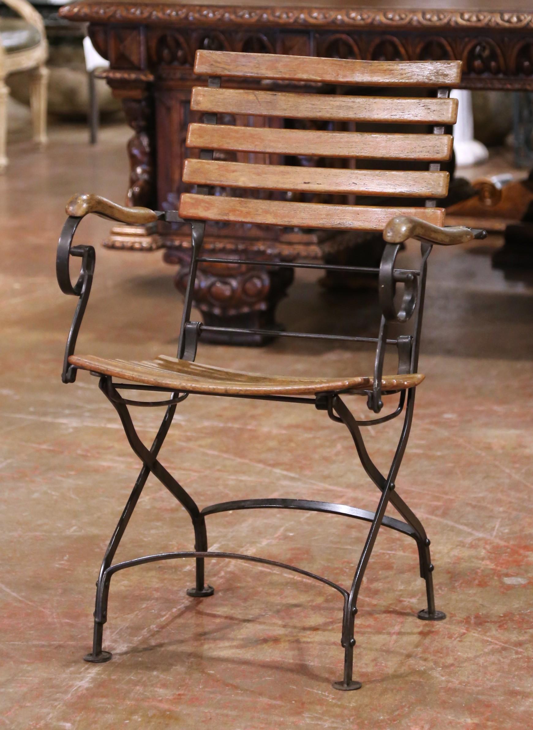 Country Chaises de jardin pliantes en fer et lattes de bois du milieu du siècle, lot de 2 en vente