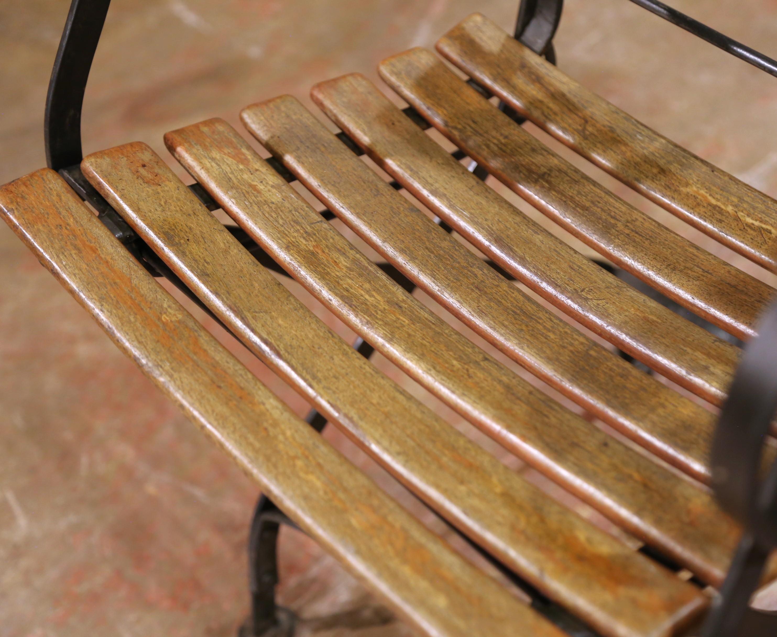 Sculpté à la main Chaises de jardin pliantes en fer et lattes de bois du milieu du siècle, lot de 2 en vente