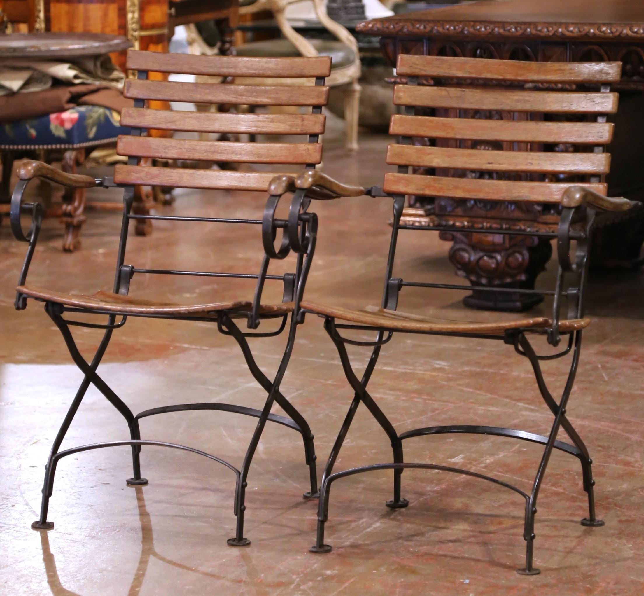 Chaises de jardin pliantes en fer et lattes de bois du milieu du siècle, lot de 2 Bon état - En vente à Dallas, TX