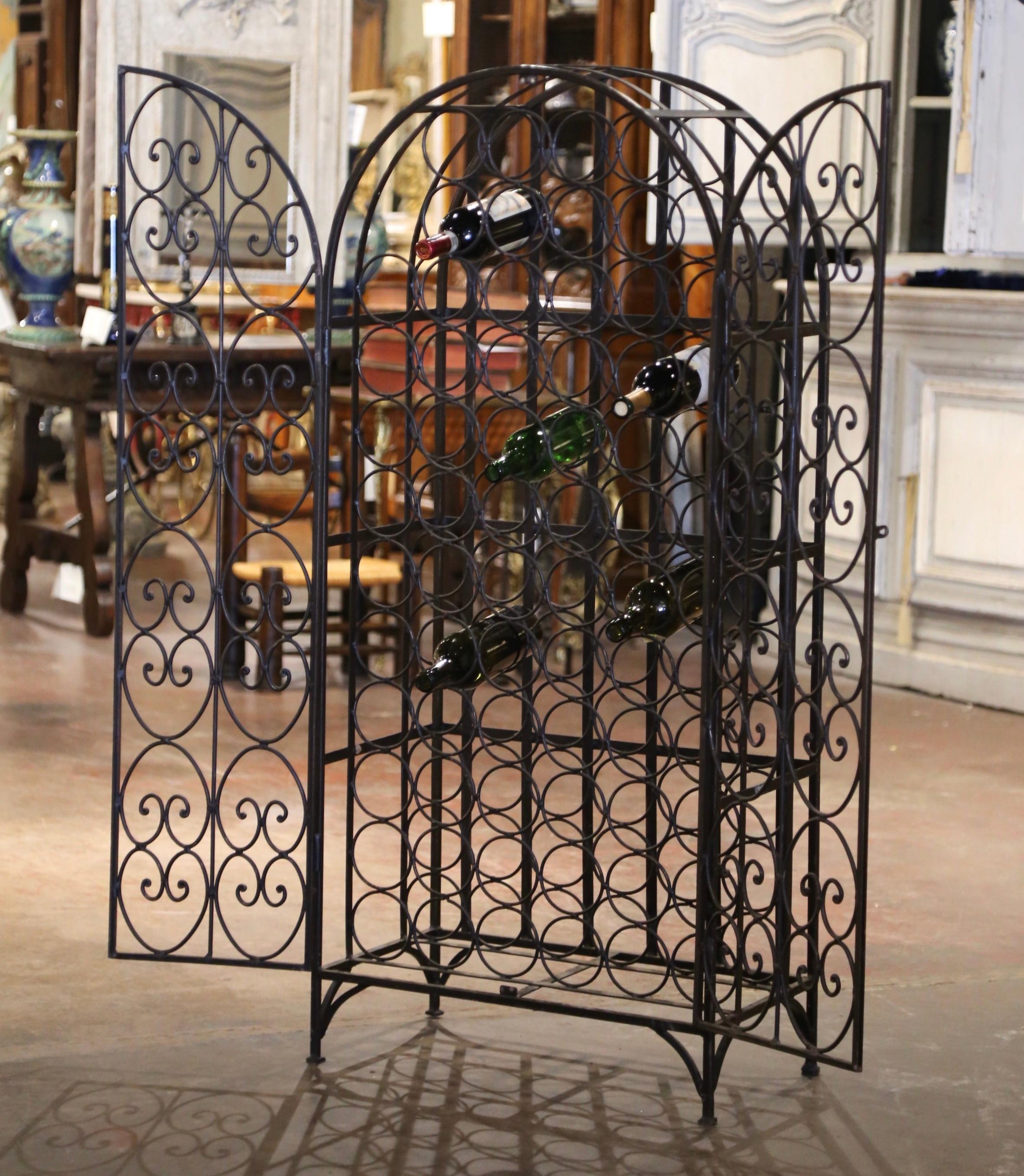 Arreda una cantina o un bar con questa elegante bottigliera antica. Forgiato in Francia intorno al 1960, il mobile per il vino in ferro battuto poggia su piccoli piedini e presenta un piano ad arco e accenti a volute sulle porte a doppia cerniera;