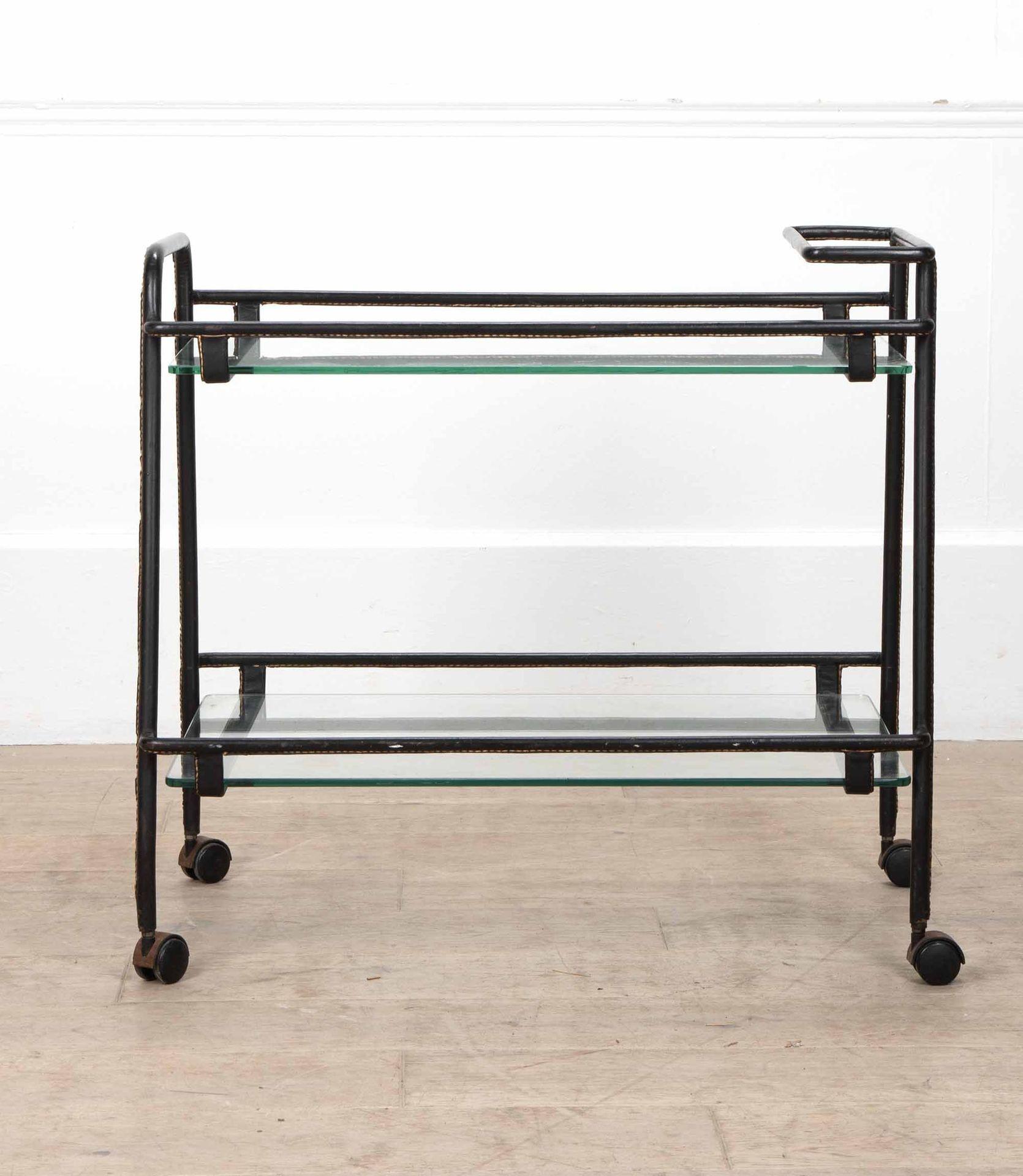 Chariot de bar français du milieu du siècle attribué à Jacques Adnet.
Avec un cadre en acier revêtu de cuir noir surpiqué. 
Design/One classique avec ses étagères en verre d'origine. 
Circa 1960.