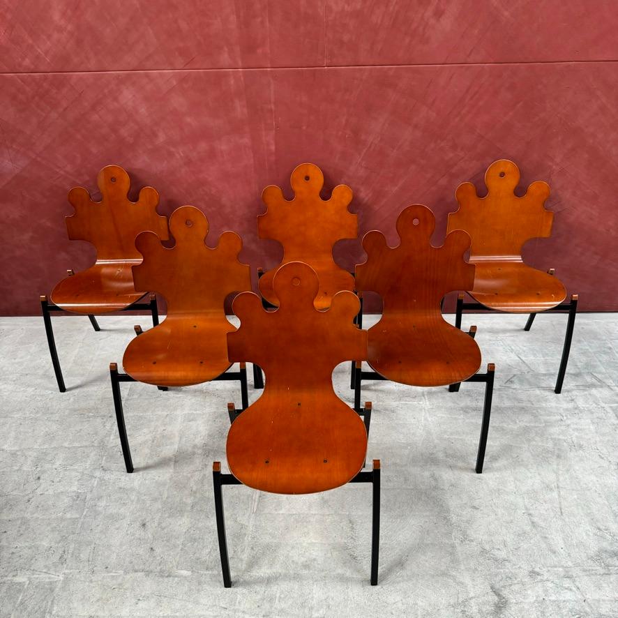 Beine aus ebonisiertem Eisen und Sitz aus Sperrholz
1970s 
Verkauft als Satz von 6
Sitzhöhe 46cm