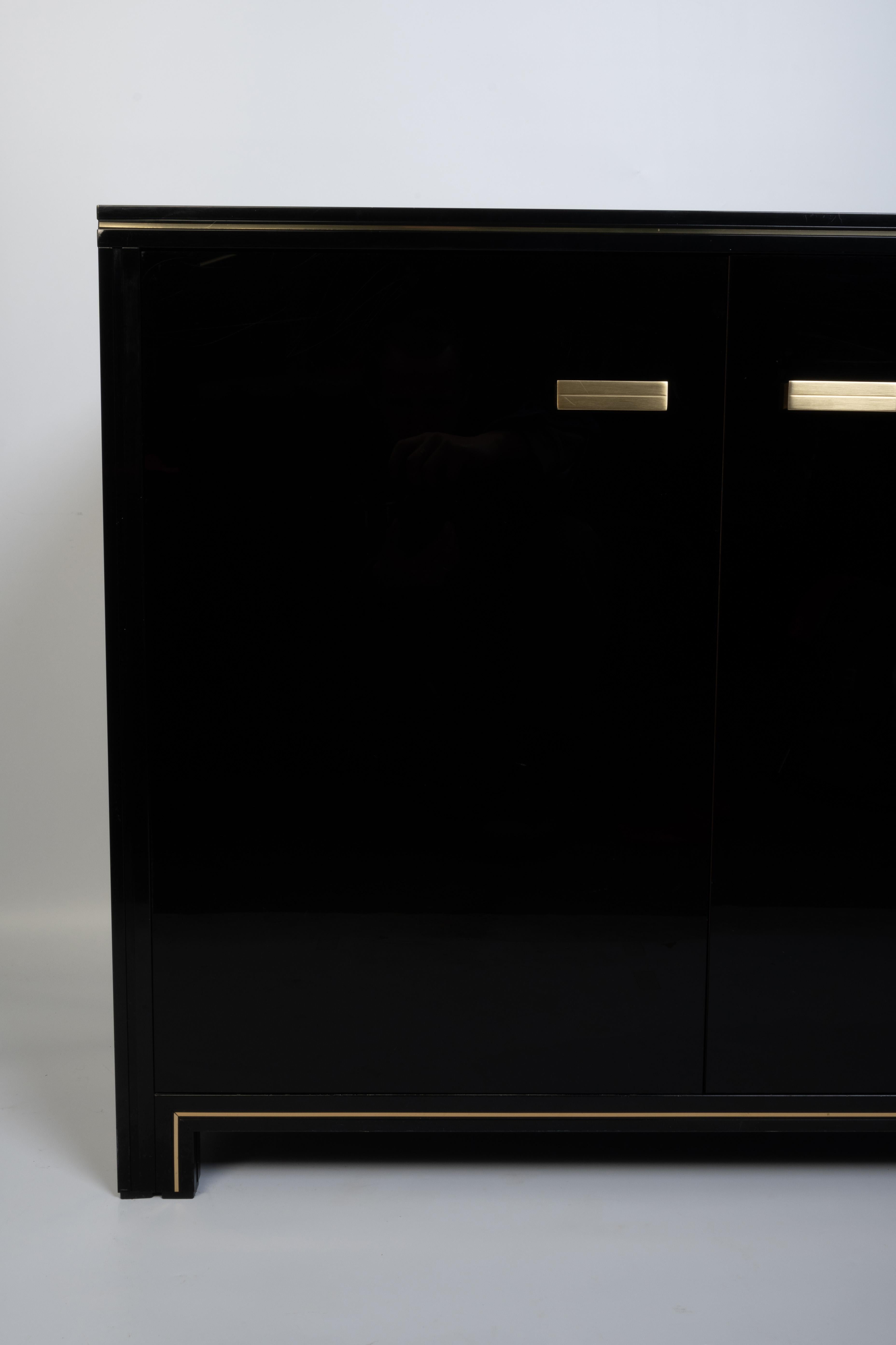Francese Credenza francese laccata del metà secolo Pierre Vandel Paris C.C. in vendita