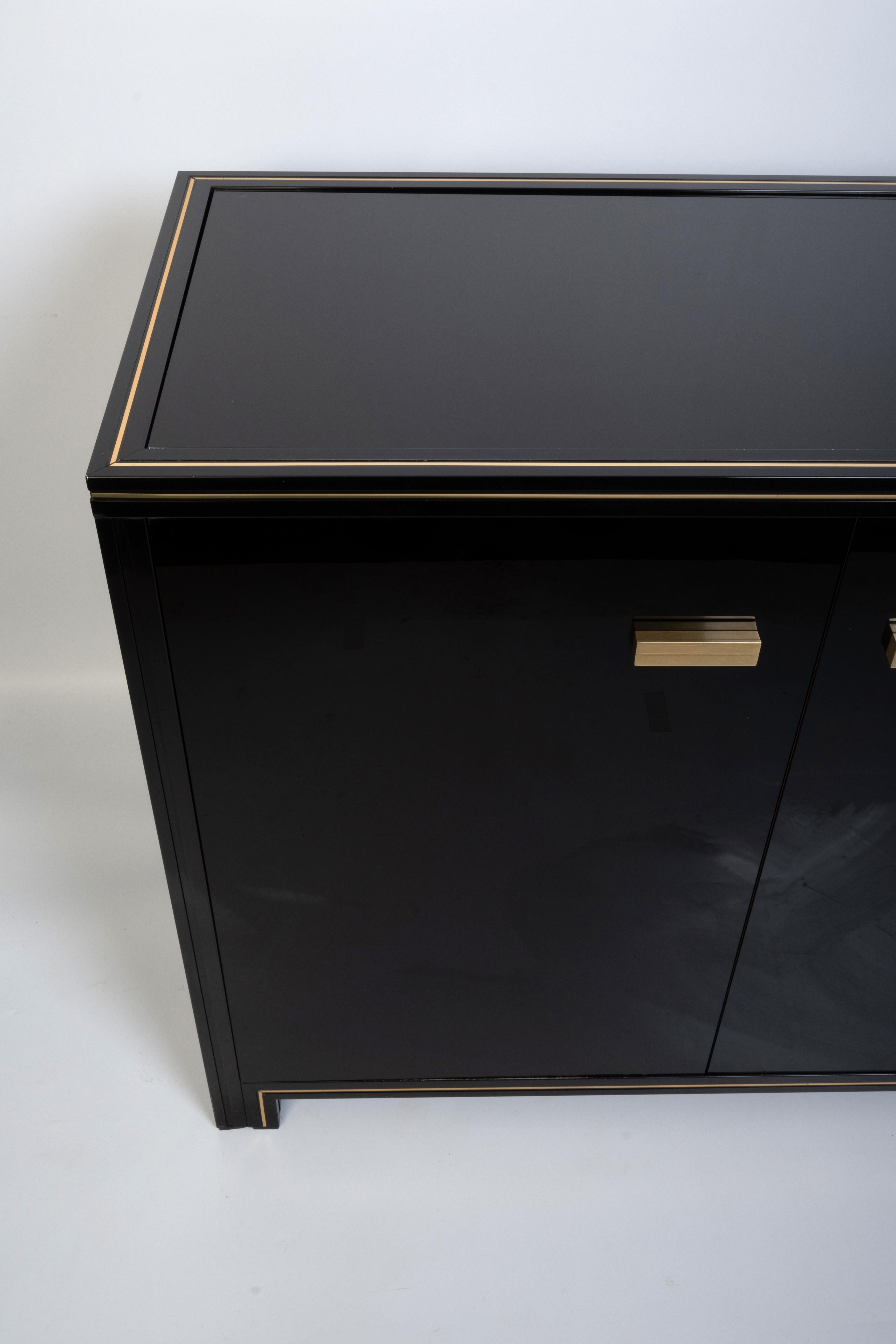 Credenza francese laccata del metà secolo Pierre Vandel Paris C.C. In condizioni buone in vendita a London, GB