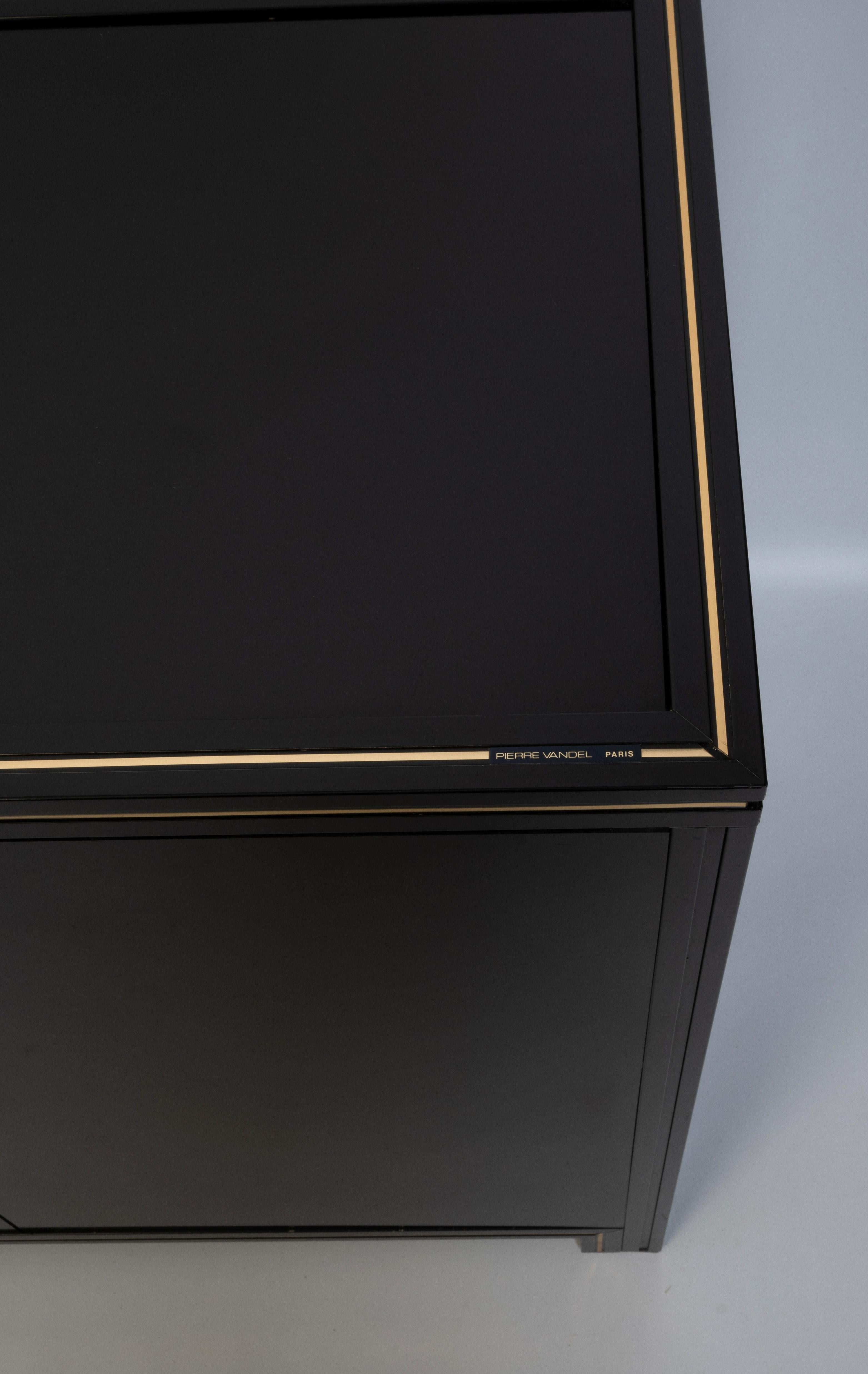 Fine XX secolo Credenza francese laccata del metà secolo Pierre Vandel Paris C.C. in vendita