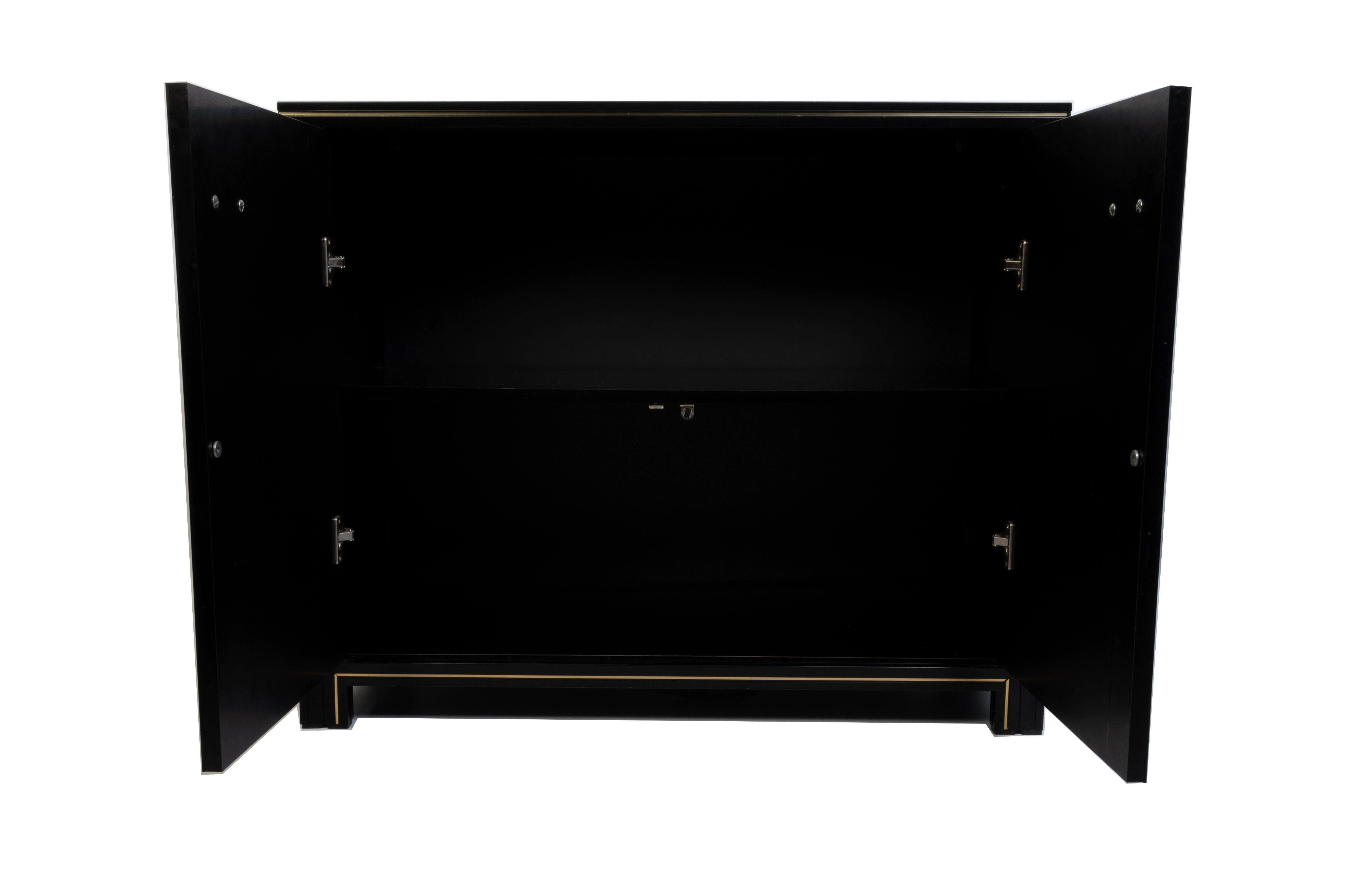 Credenza francese laccata del metà secolo Pierre Vandel Paris C.C. in vendita 1