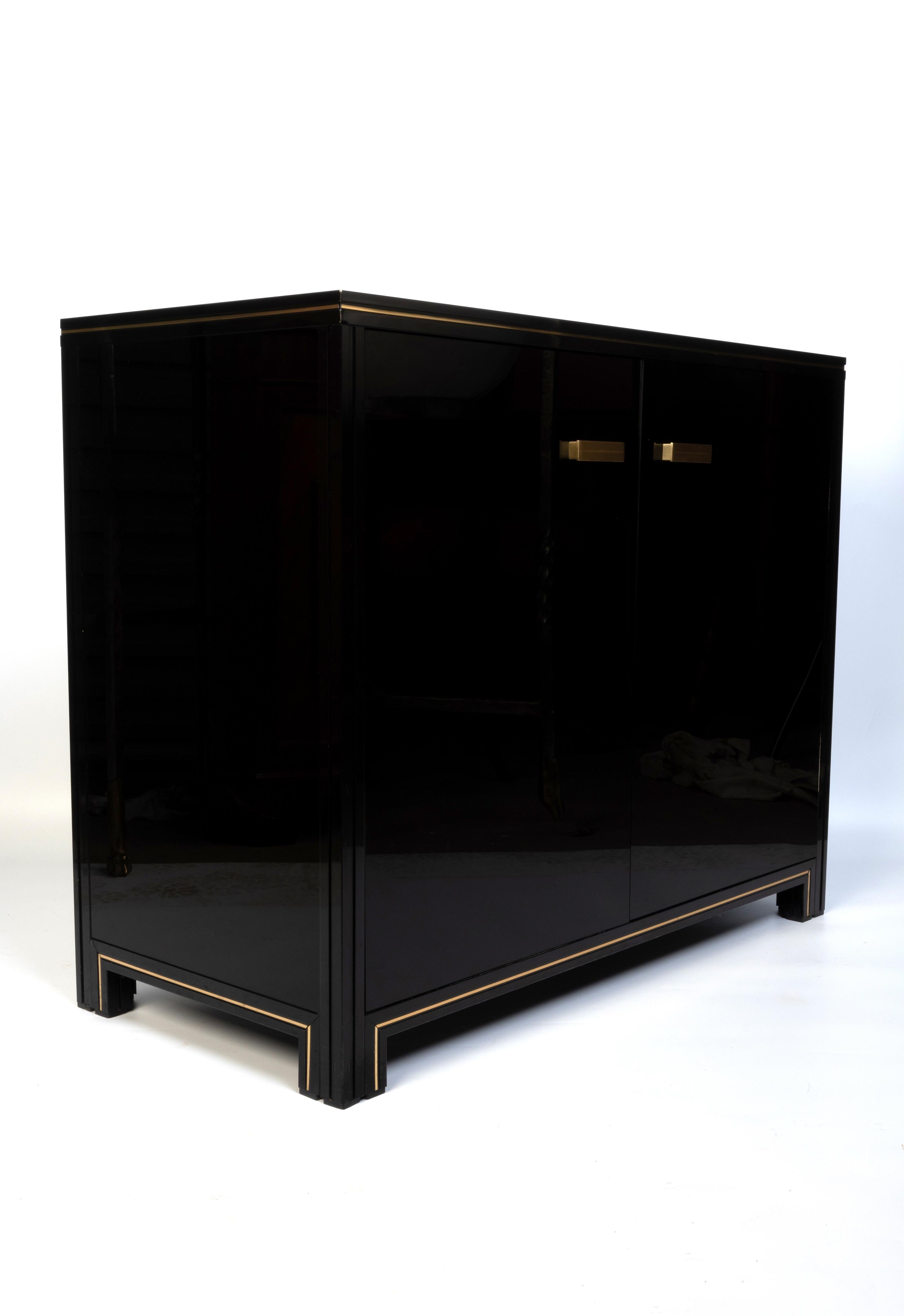 Credenza francese laccata del metà secolo Pierre Vandel Paris C.C. in vendita 2