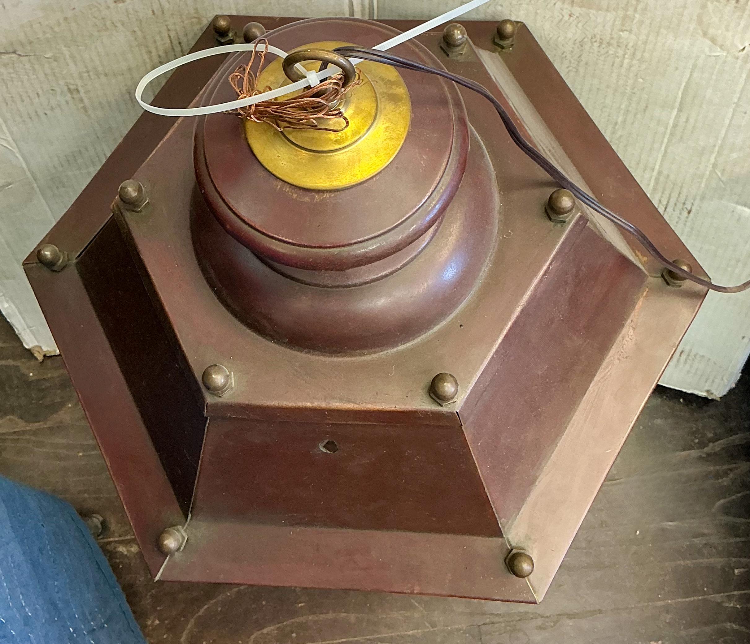 Il s'agit d'une paire de lanternes rustiques en cuivre à trois lumières. Le câblage est neuf. Ils disposent de trois éclairages intérieurs. L'ancien propriétaire a retiré les panneaux de verre, ce qui me permet d'ajouter cette caractéristique aux