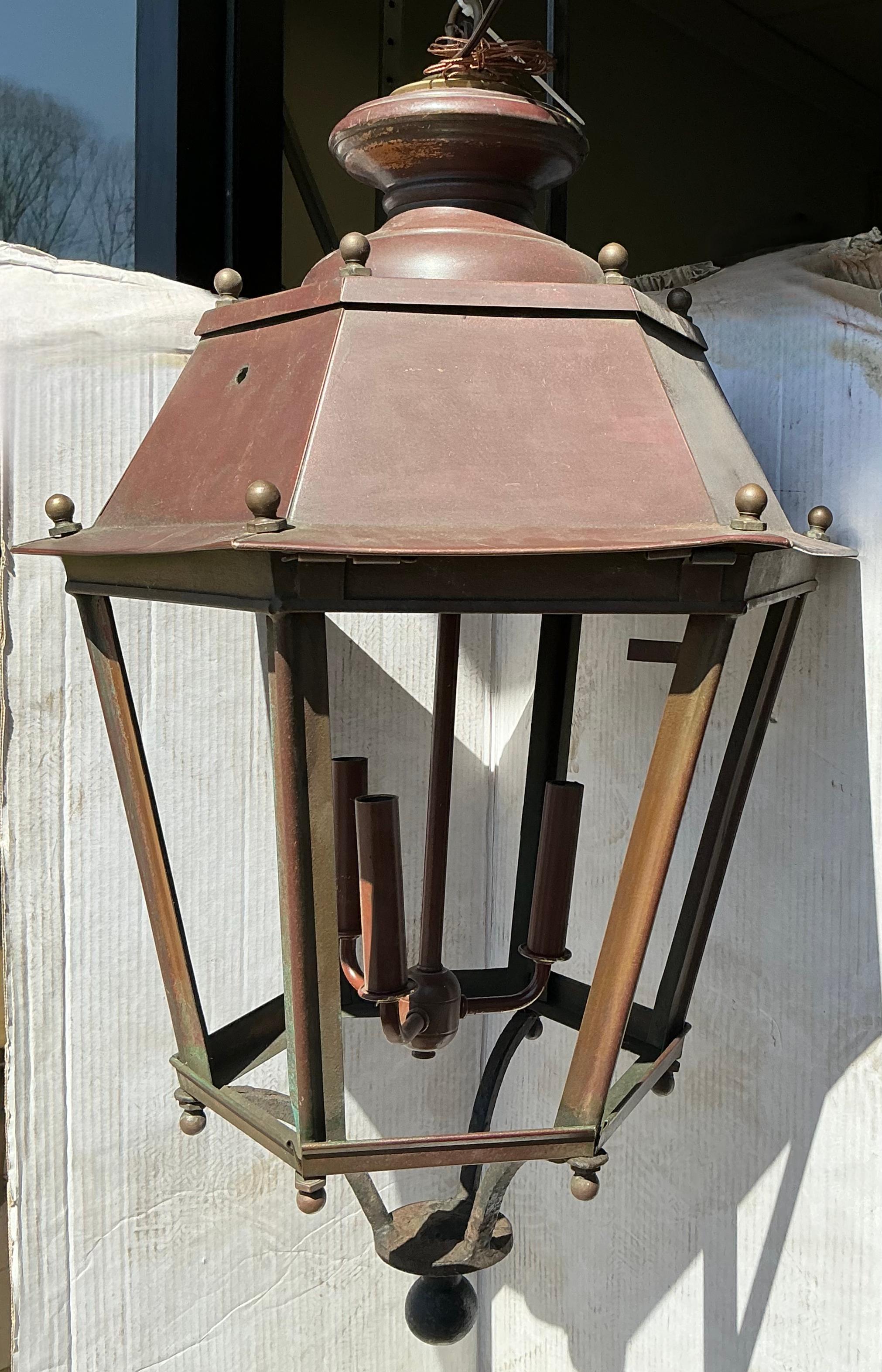 Lanternes en cuivre, fonte et laiton du milieu du siècle - Paire Bon état - En vente à Kennesaw, GA