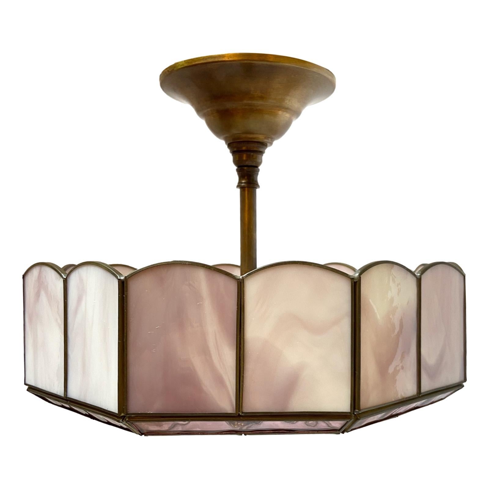 Un luminaire en verre plombé améthyste datant des années 1950 avec trois chandeliers intérieurs.

Mesures :
Diamètre : 13
Chute : 11