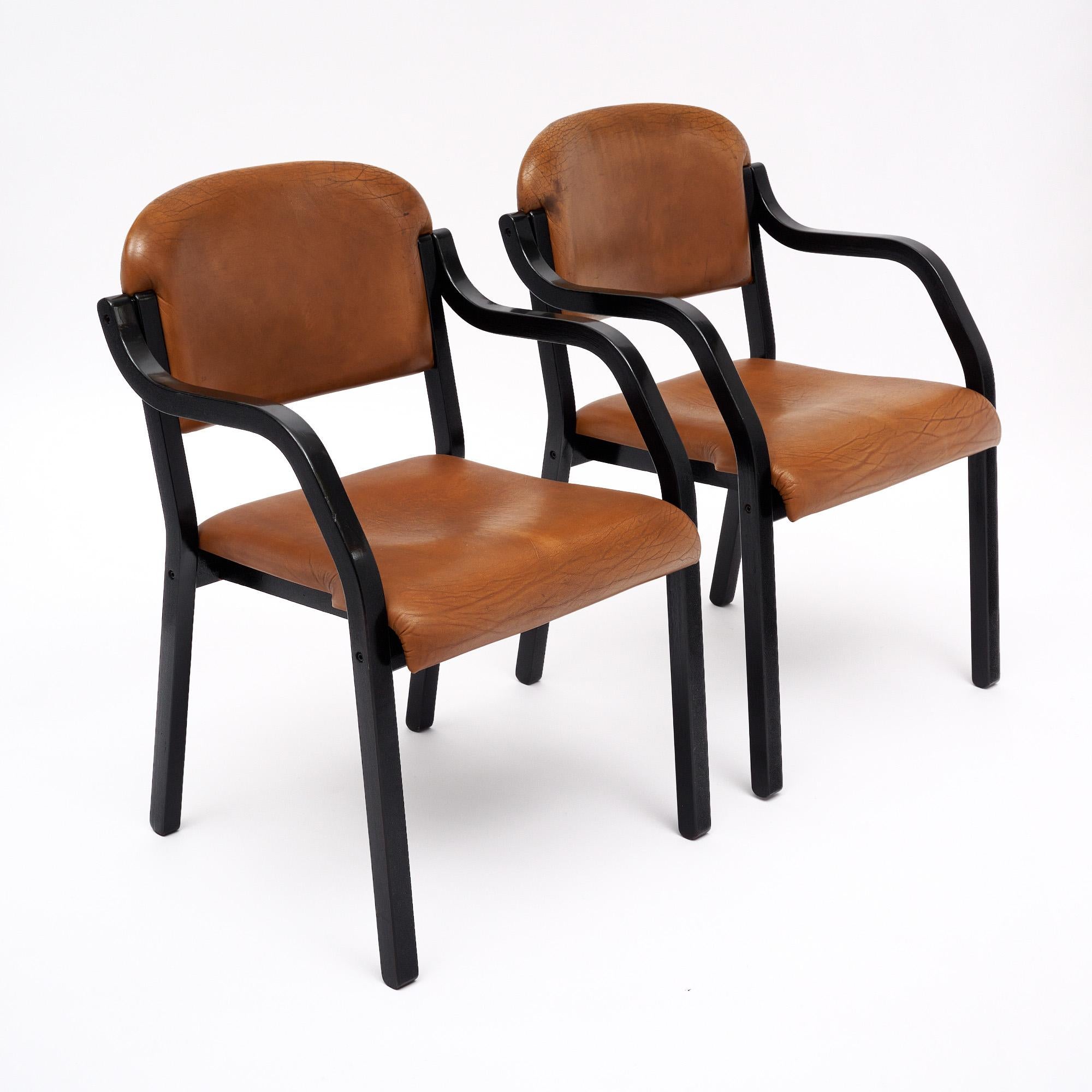 Ein Paar Sessel aus Frankreich aus der Mitte des Jahrhunderts. Diese Stühle haben eine Struktur aus Massivholz, die ebonisiert und mit einer glänzenden französischen Politur in Museumsqualität versehen wurde. Wir lieben die dynamischen Linien und