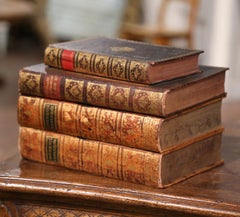 Mid-Century Französisch Leder Buch Liquor Box mit 6 Schuss Cordials und 2 Karaffen