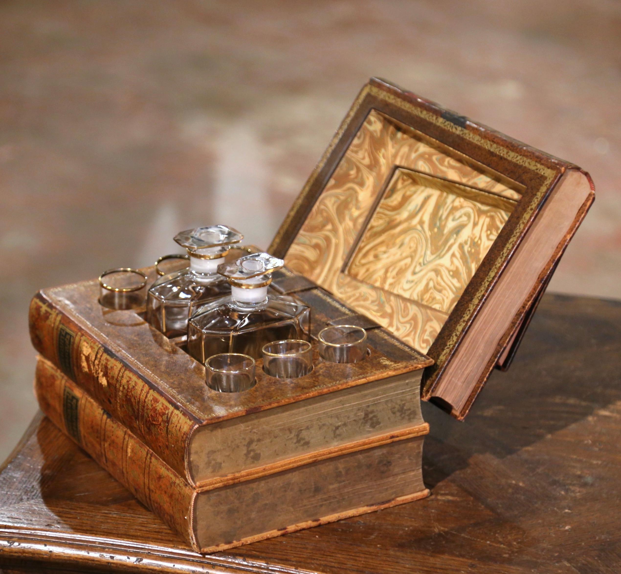 Cuir Boîte à liqueur de livre français du milieu du siècle dernier avec 6 cordons de chaussures et 2 carats en vente