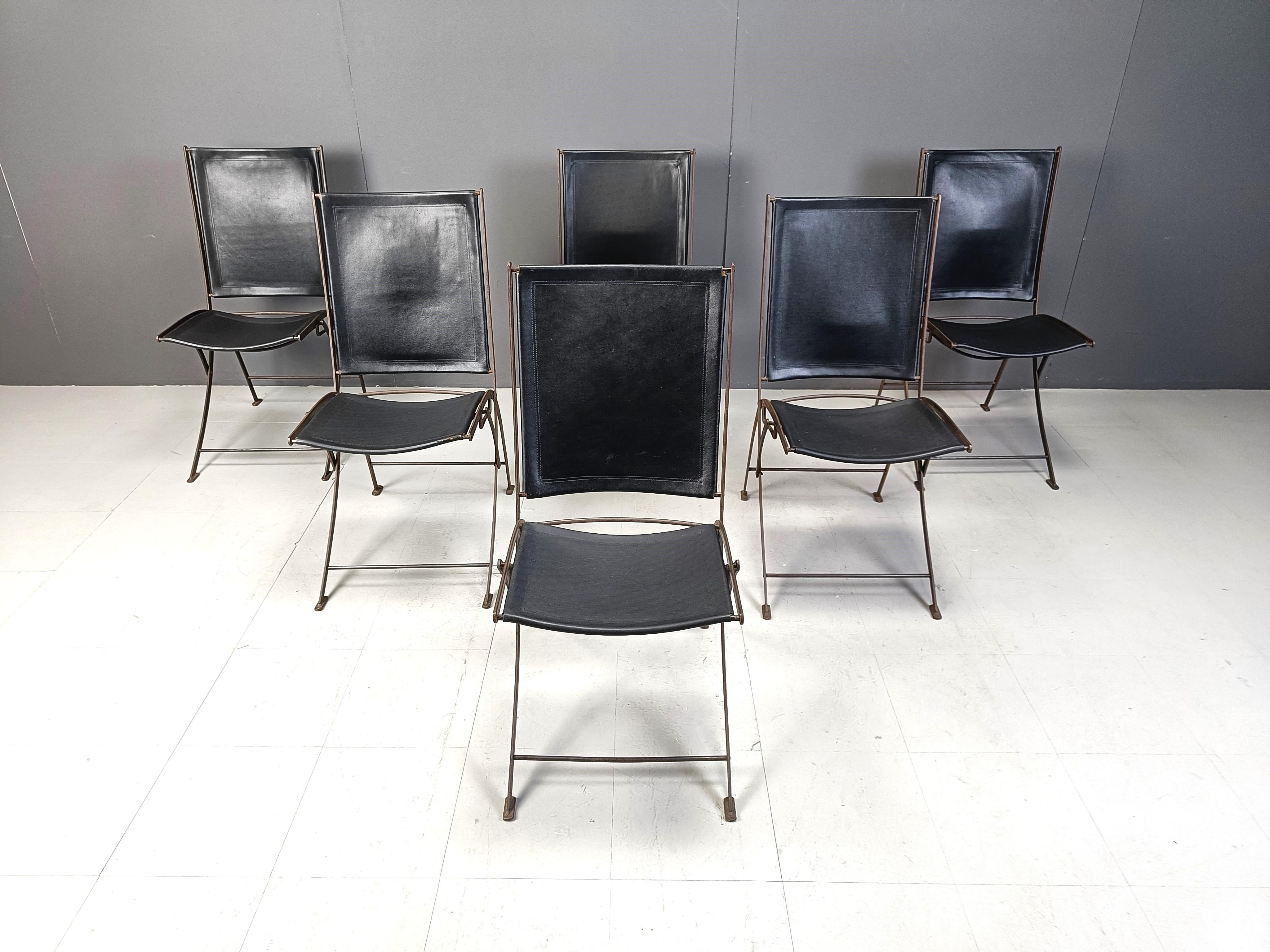 Set of 6 foldable leather and iron dining chairs.

Nicely patinated iron frames with thick black sling leather upholstery.

Timeless design.

1960s - France

Good overall condition

Dimensions: 
Height: 93cm
Width: 45cm
Depth: 50cm
Seat height: