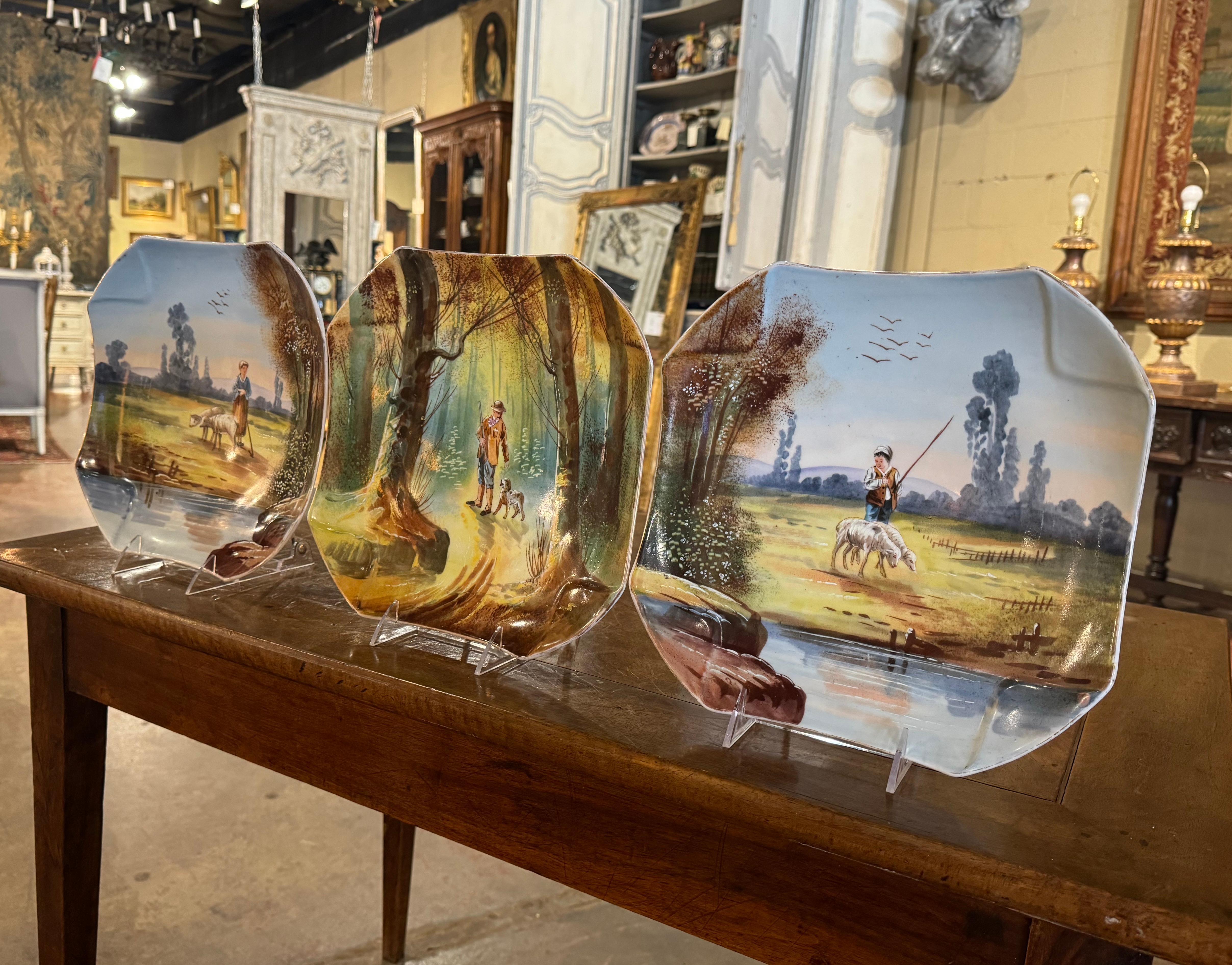Décorez un mur ou une étagère avec ces plats muraux antiques colorés. Fabriquées en France vers 1950 et en porcelaine, ces plaques murales de style Limoges du milieu du siècle illustrent le savoir-faire exquis et les détails artistiques