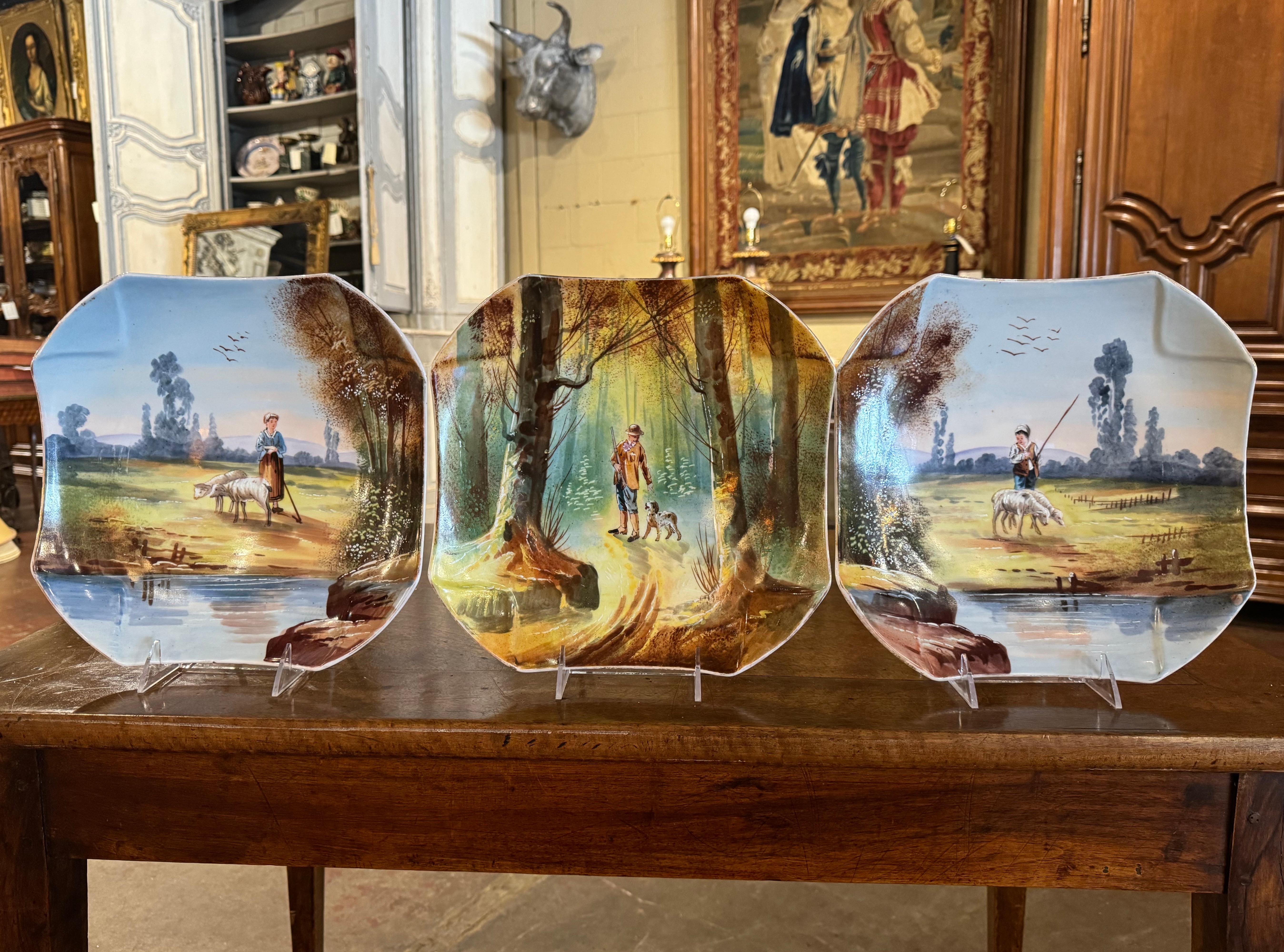 Plateaux muraux français du milieu du siècle en porcelaine peinte de Limoges, lot de 3 Excellent état - En vente à Dallas, TX