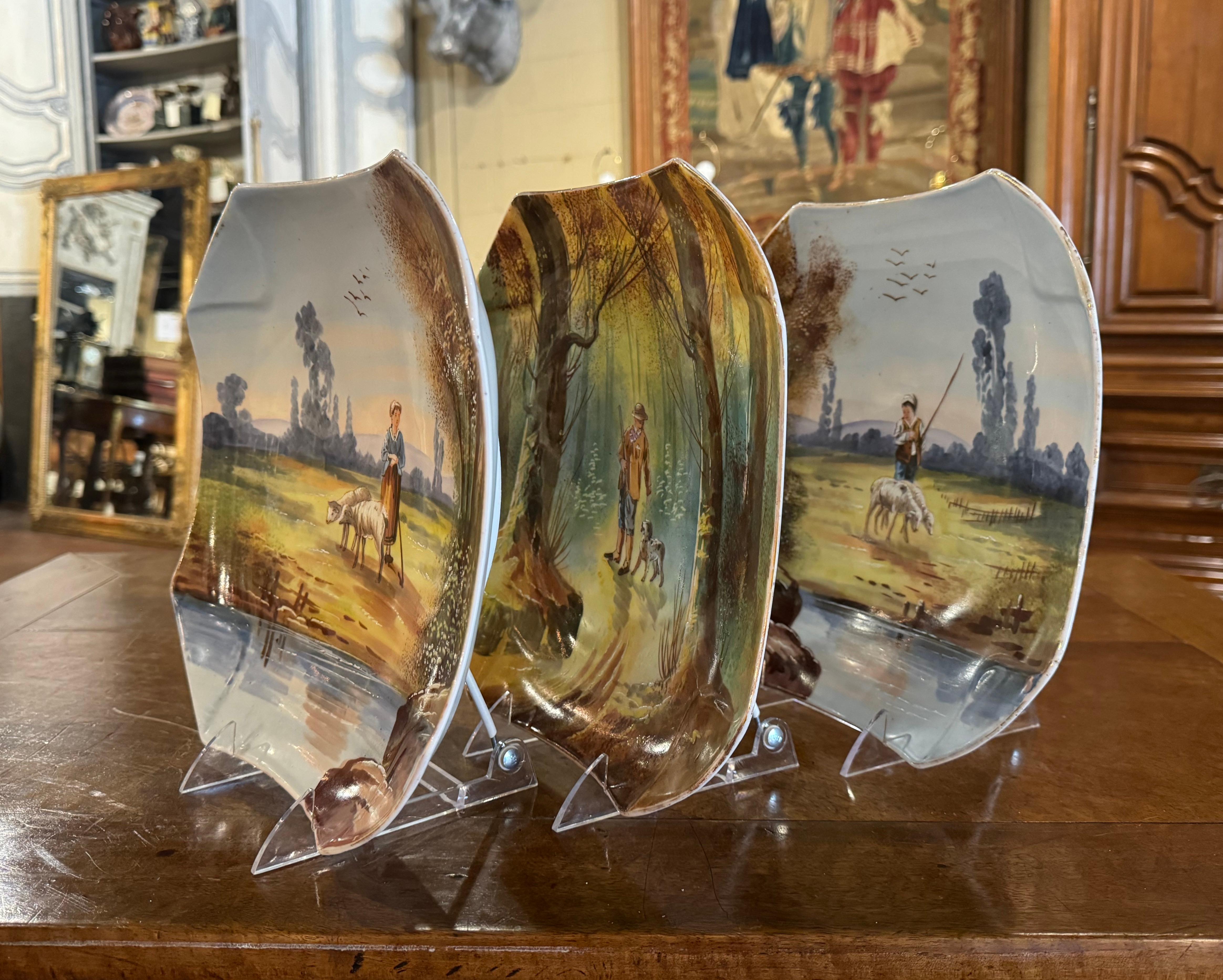 Plateaux muraux français du milieu du siècle en porcelaine peinte de Limoges, lot de 3 en vente 1