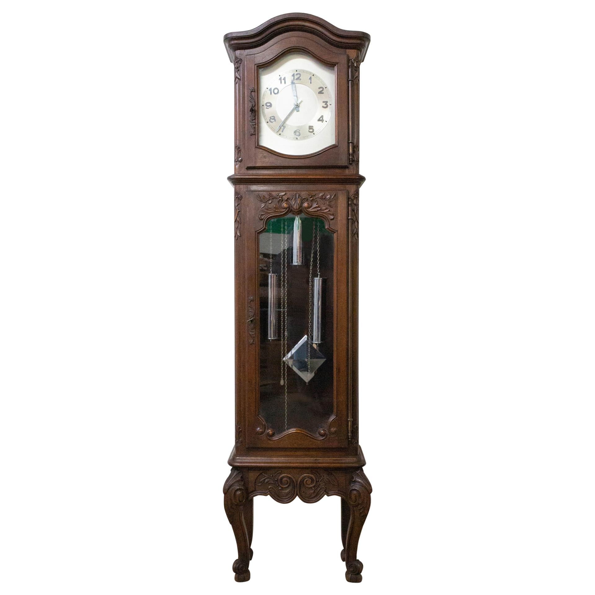 Horloge de parquet ou de grand-père française du milieu du siècle dernier de style Louis XV avec carillon