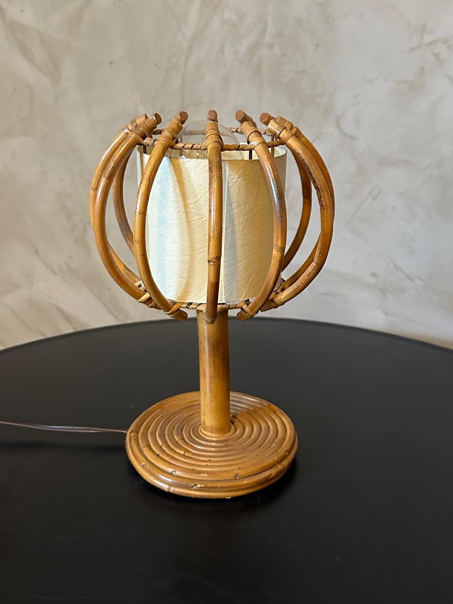 Mid-century French Louis Sognot Rattan Table Lamp, 1960s In Good Condition For Sale In LEGNY, FR