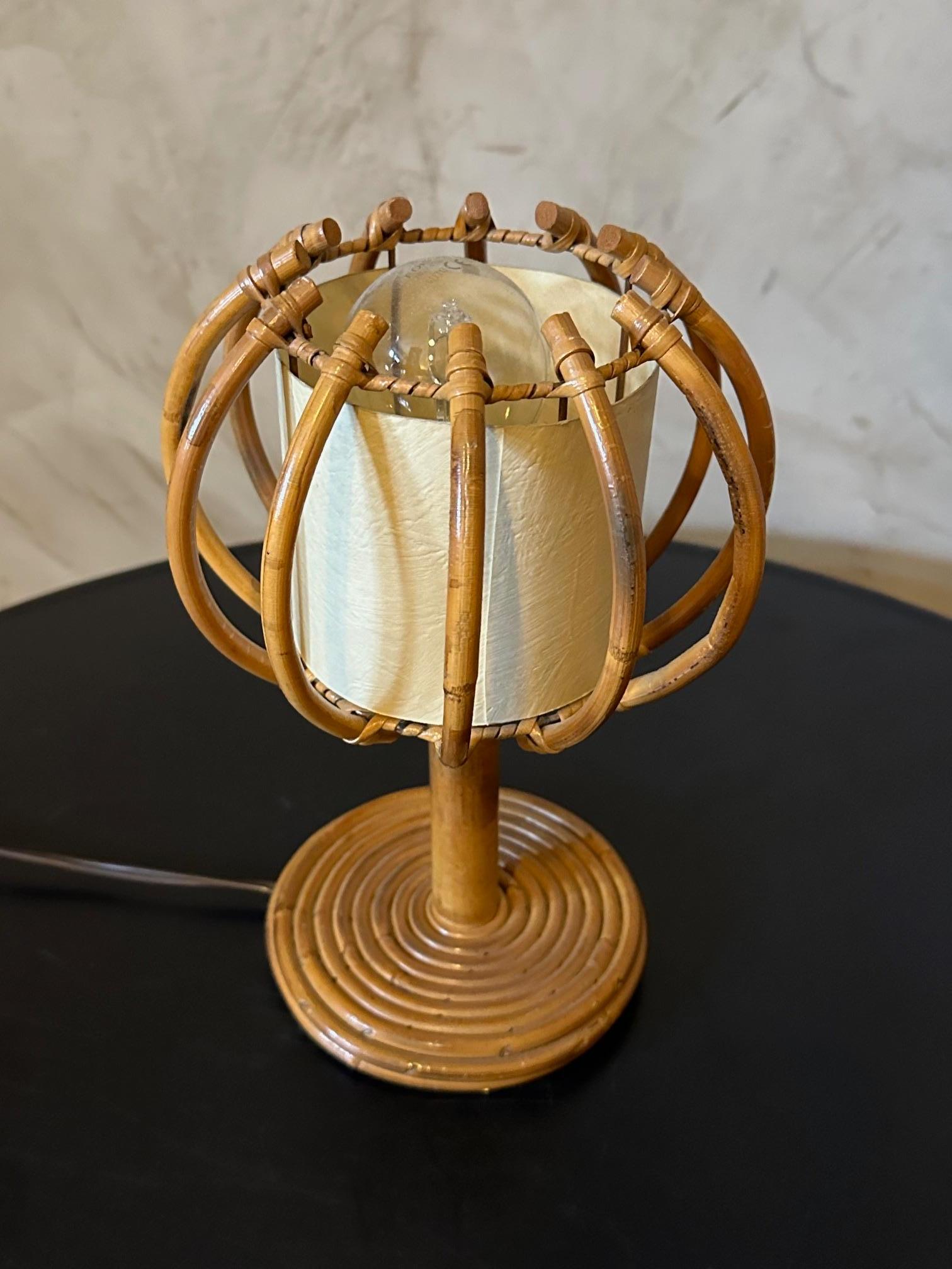 Französische Louis Sognot Rattan-Tischlampe aus der Mitte des Jahrhunderts, 1960er Jahre (Mitte des 20. Jahrhunderts)