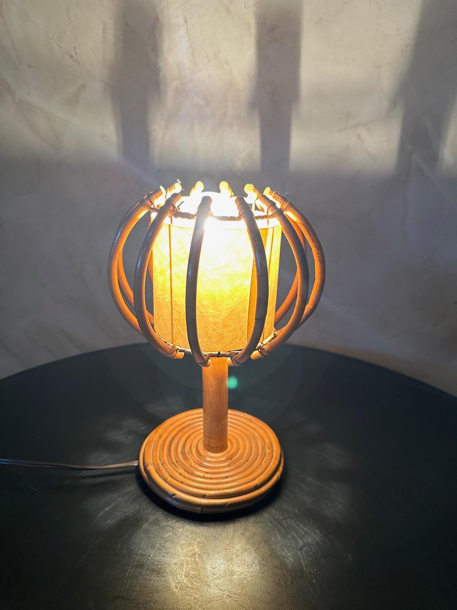 Lampe de table en rotin Louis Sognot, France du milieu du siècle dernier, années 1960 en vente 1