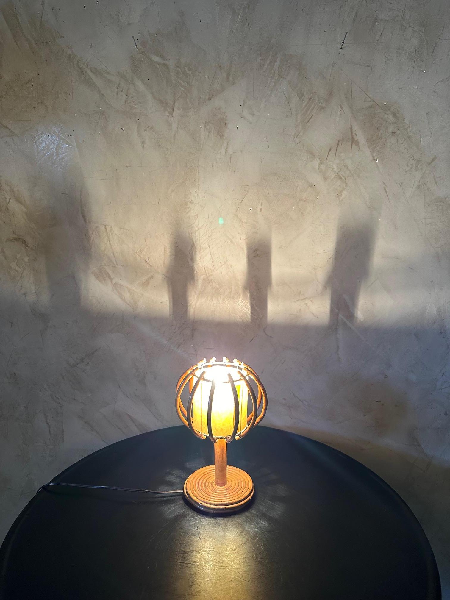 Lampe de table en rotin Louis Sognot, France du milieu du siècle dernier, années 1960 en vente 2