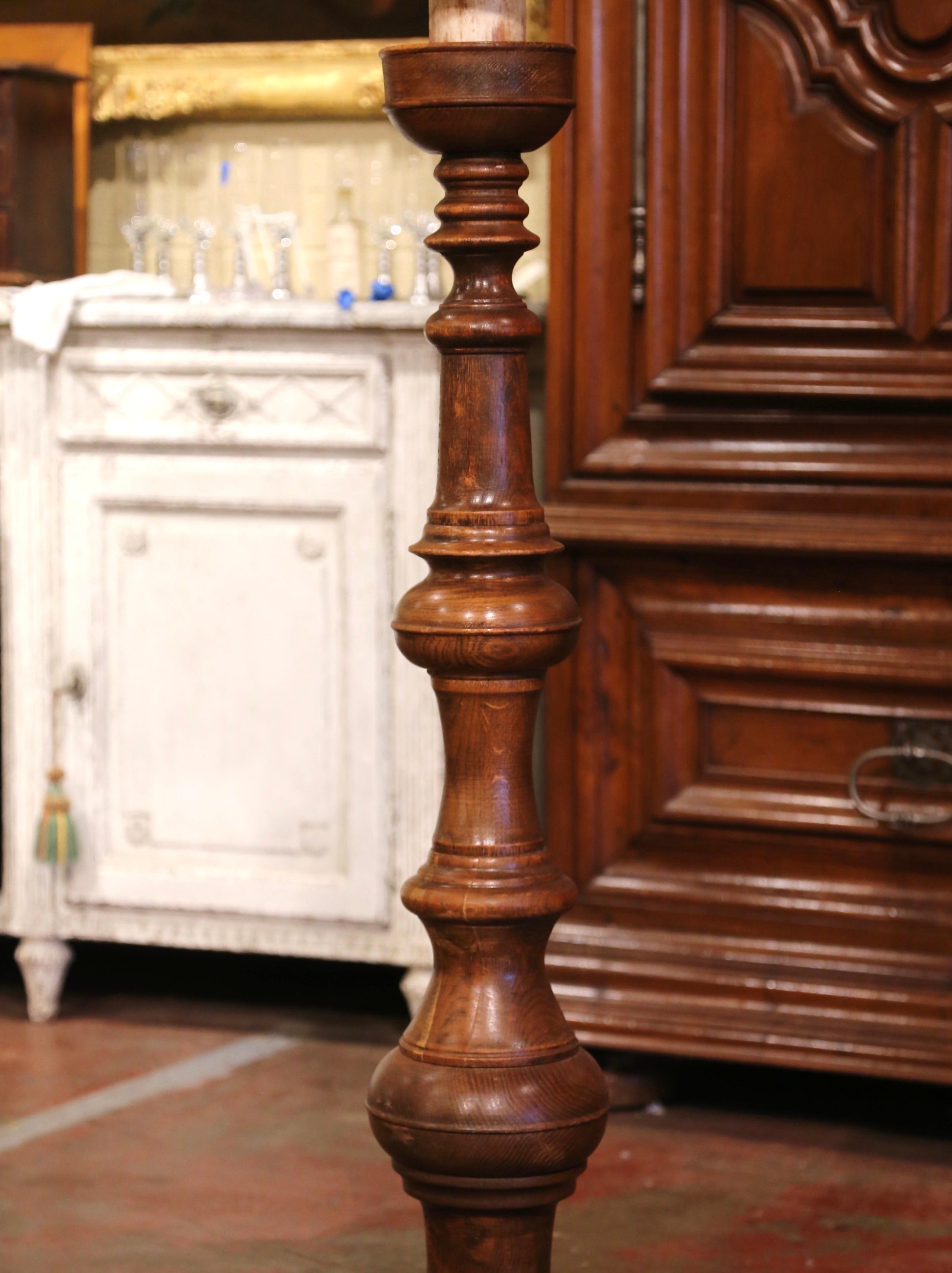 Francese Lampada da terra in quercia intagliata Luigi XIII di metà secolo con paralume beige in vendita