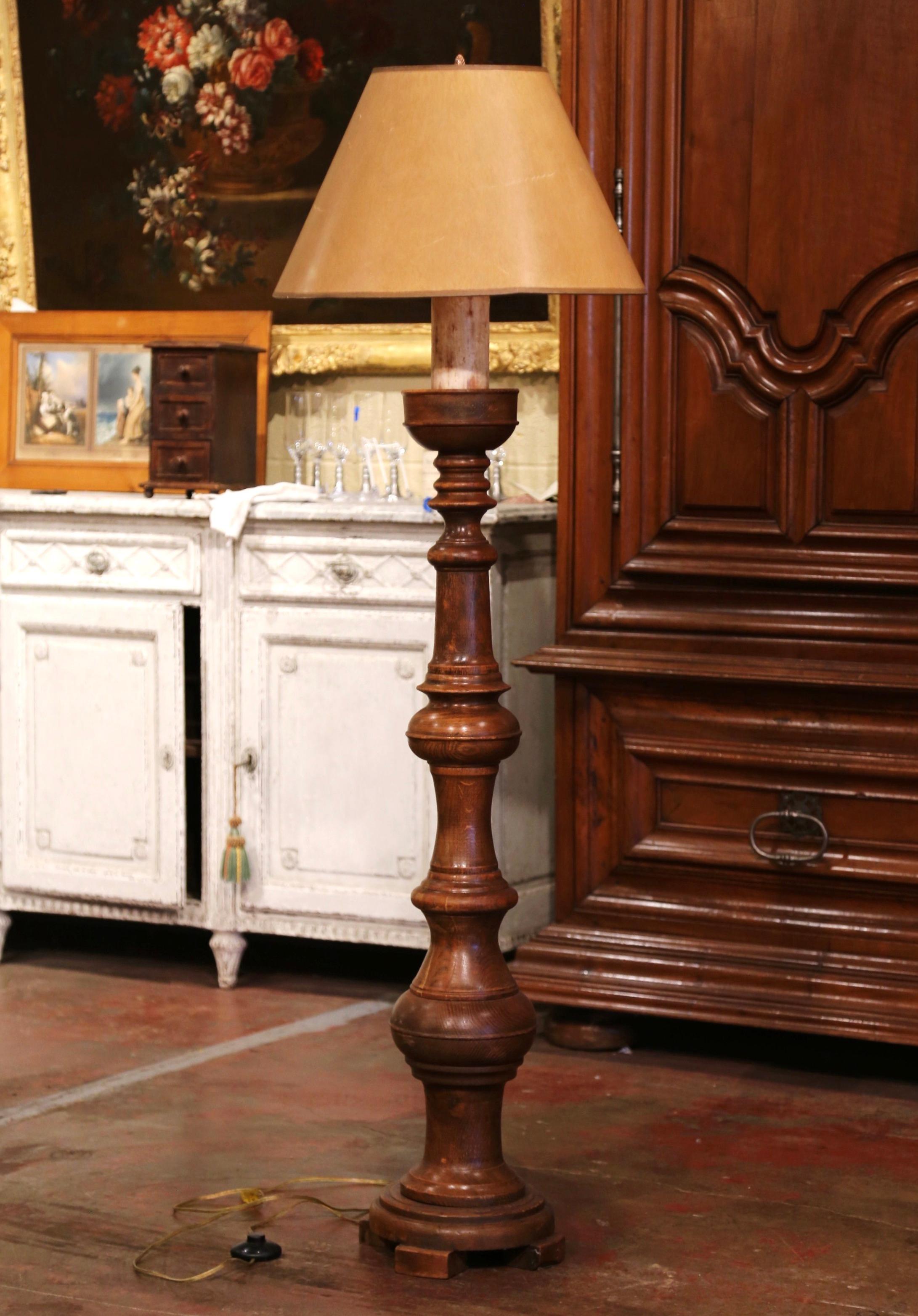 20th Century Mid-Century French Louis XIII Carved Oak Floor Lamp with Beige Shade For Sale