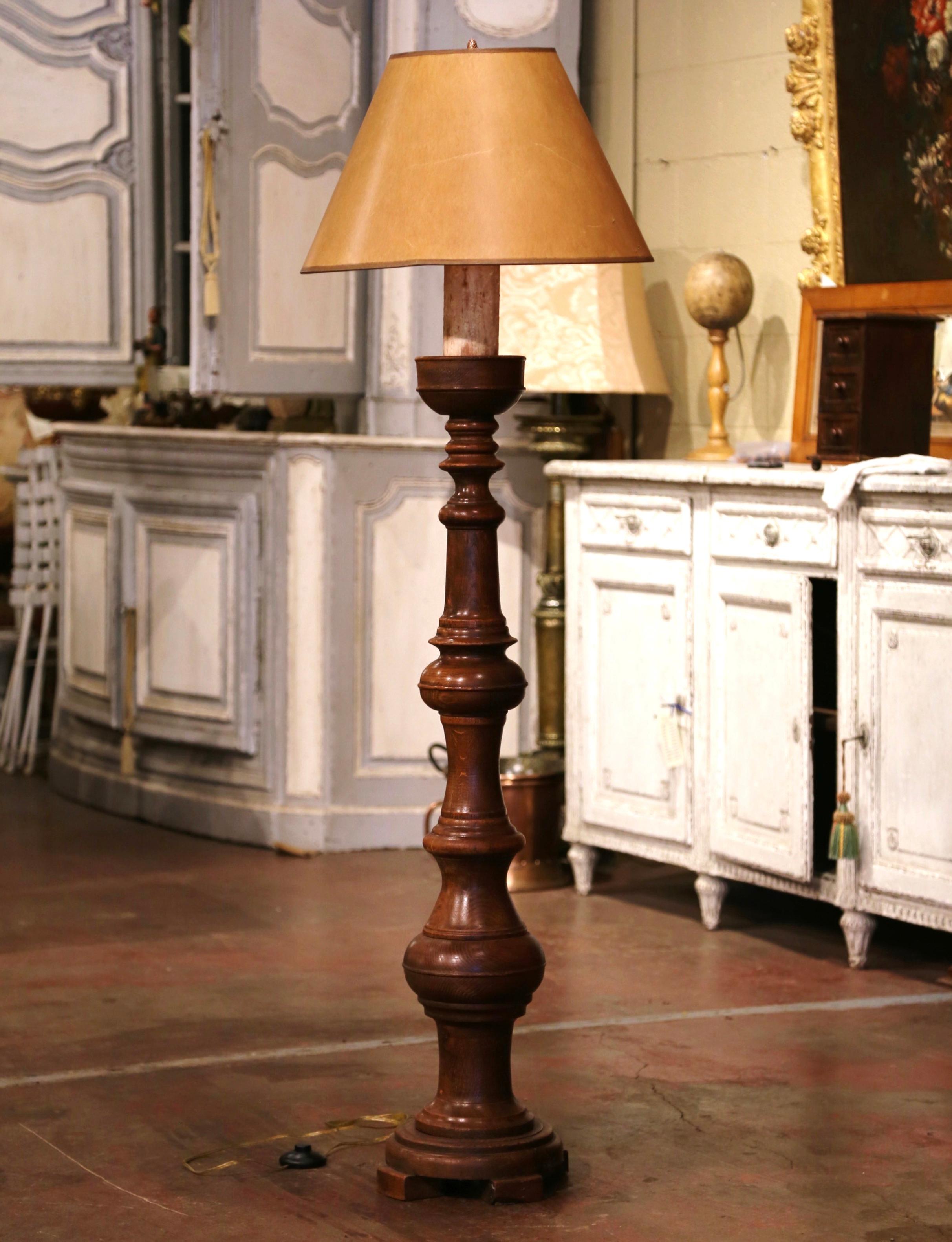 Quercia Lampada da terra in quercia intagliata Luigi XIII di metà secolo con paralume beige in vendita