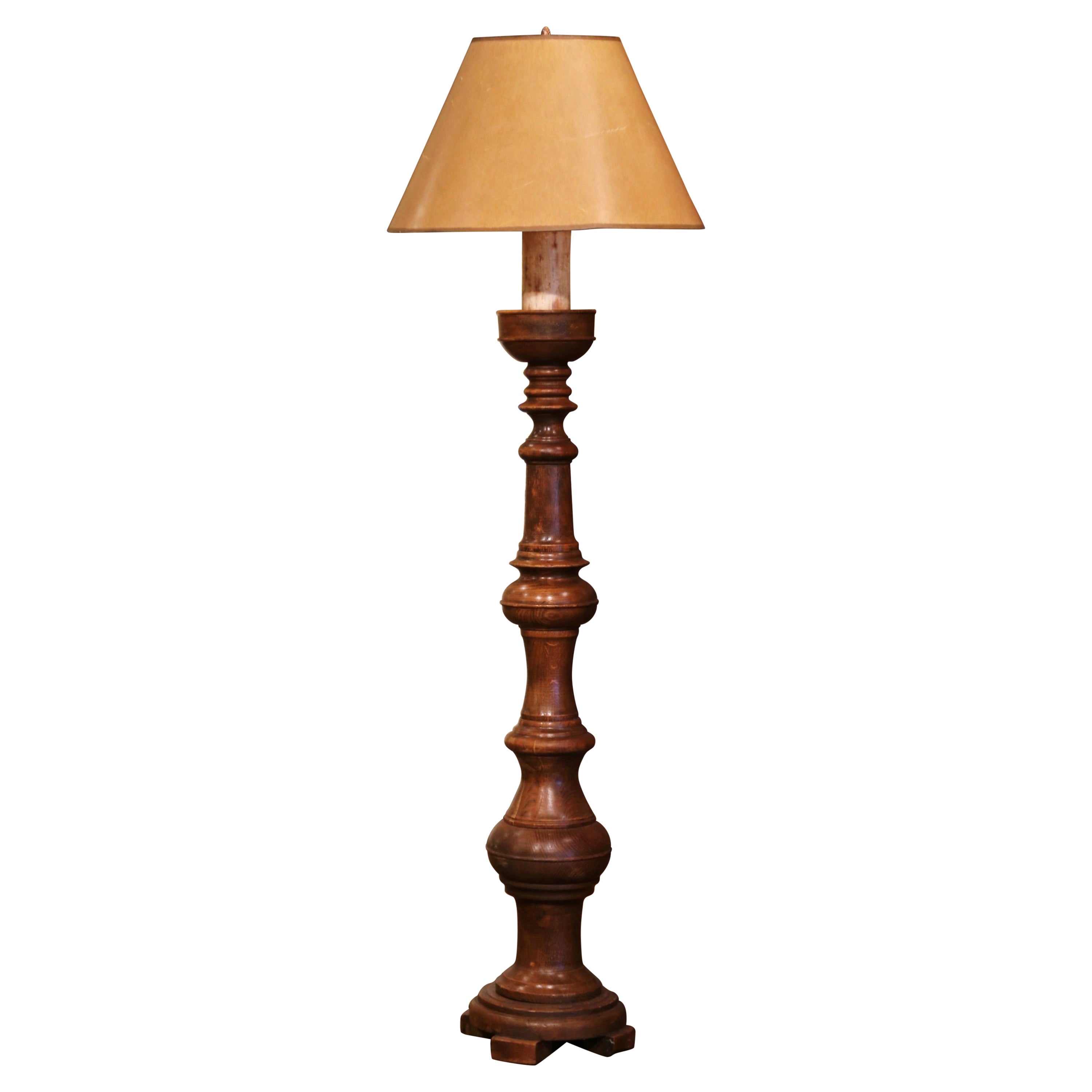 Lámpara de pie francesa de mediados de siglo Luis XIII de roble tallado con pantalla beige en venta