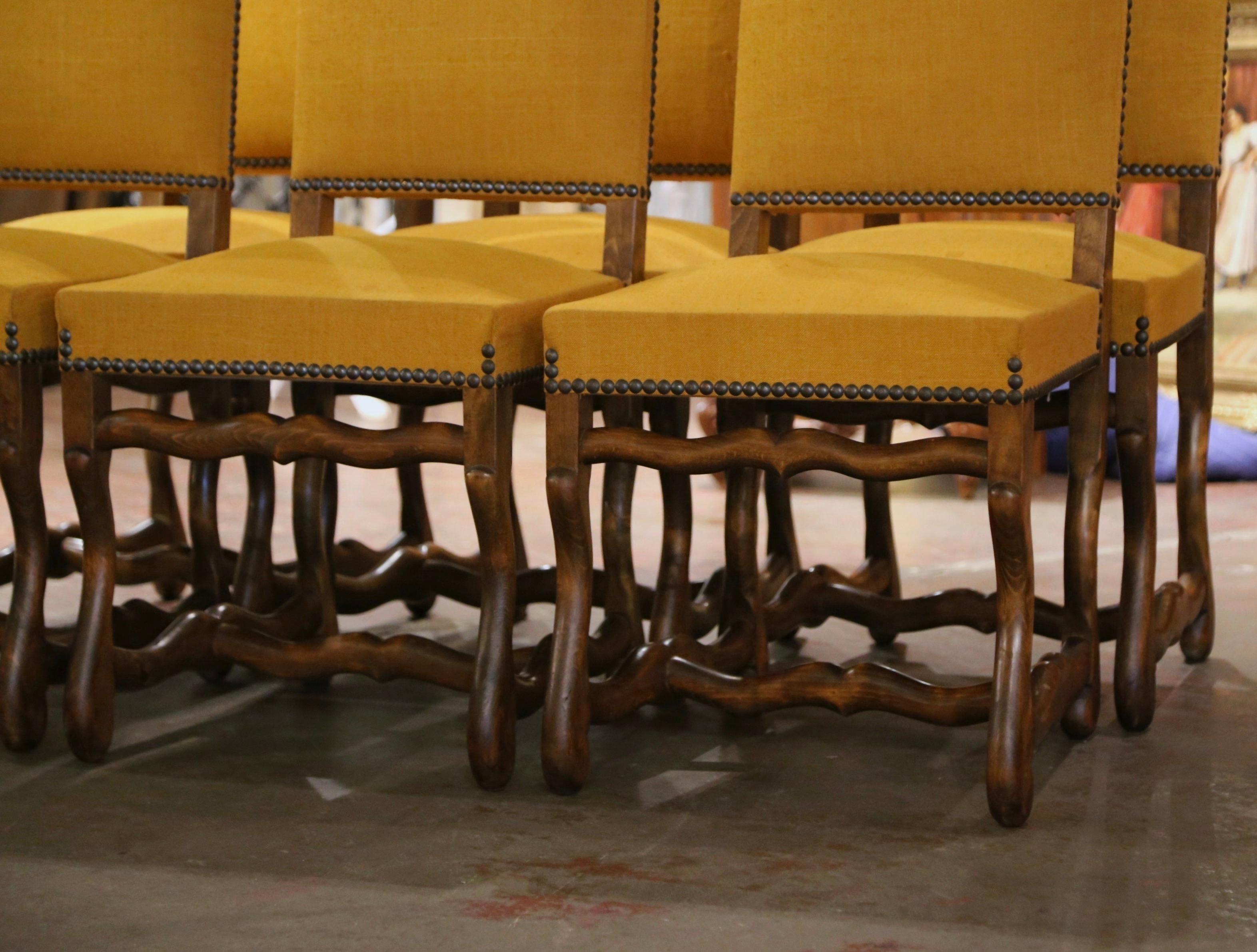 20ième siècle Ensemble de six chaises de salle à manger françaises Louis XIII du milieu du siècle sculptées en os de mouton en vente