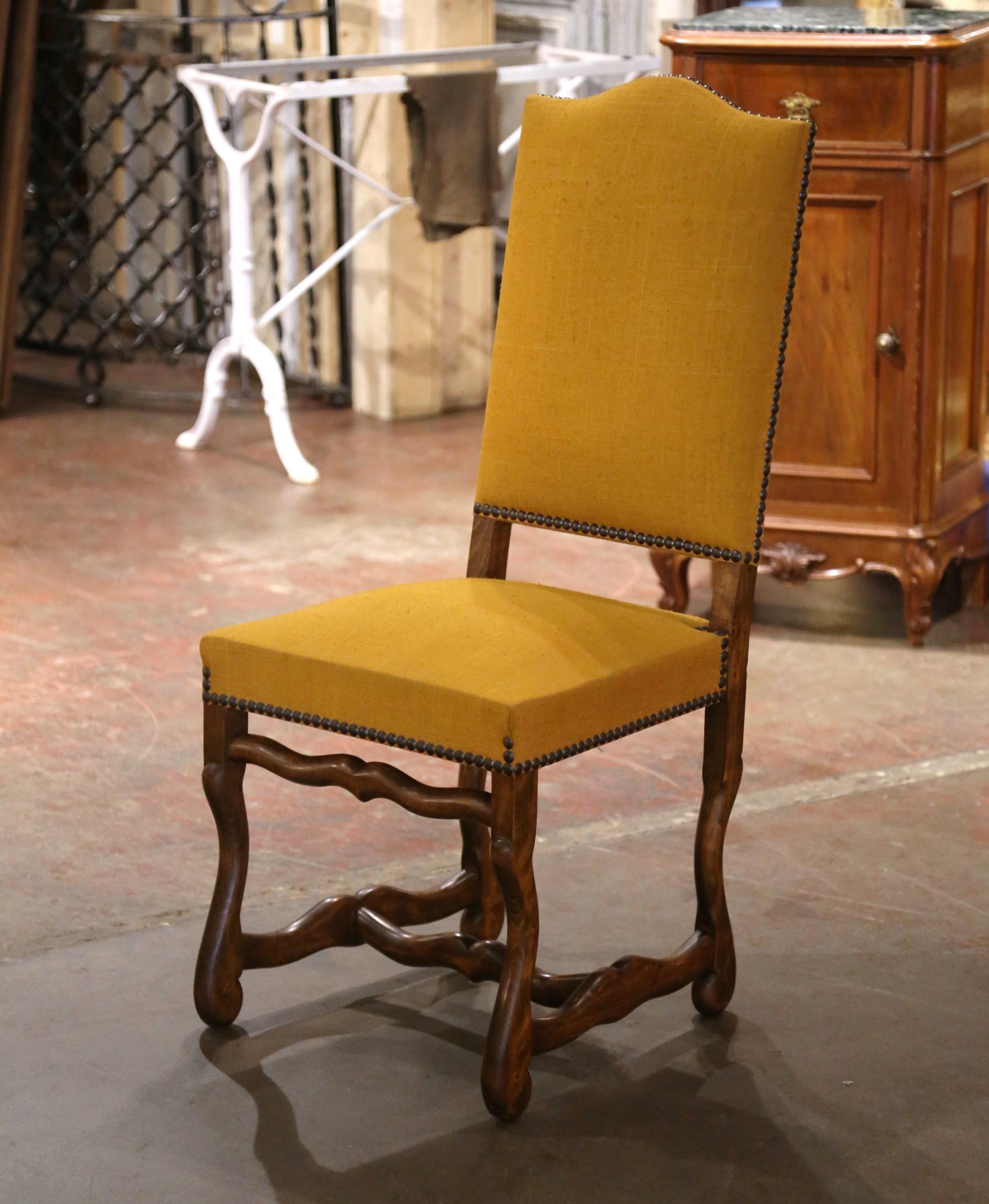 Tissu Ensemble de six chaises de salle à manger françaises Louis XIII du milieu du siècle sculptées en os de mouton en vente