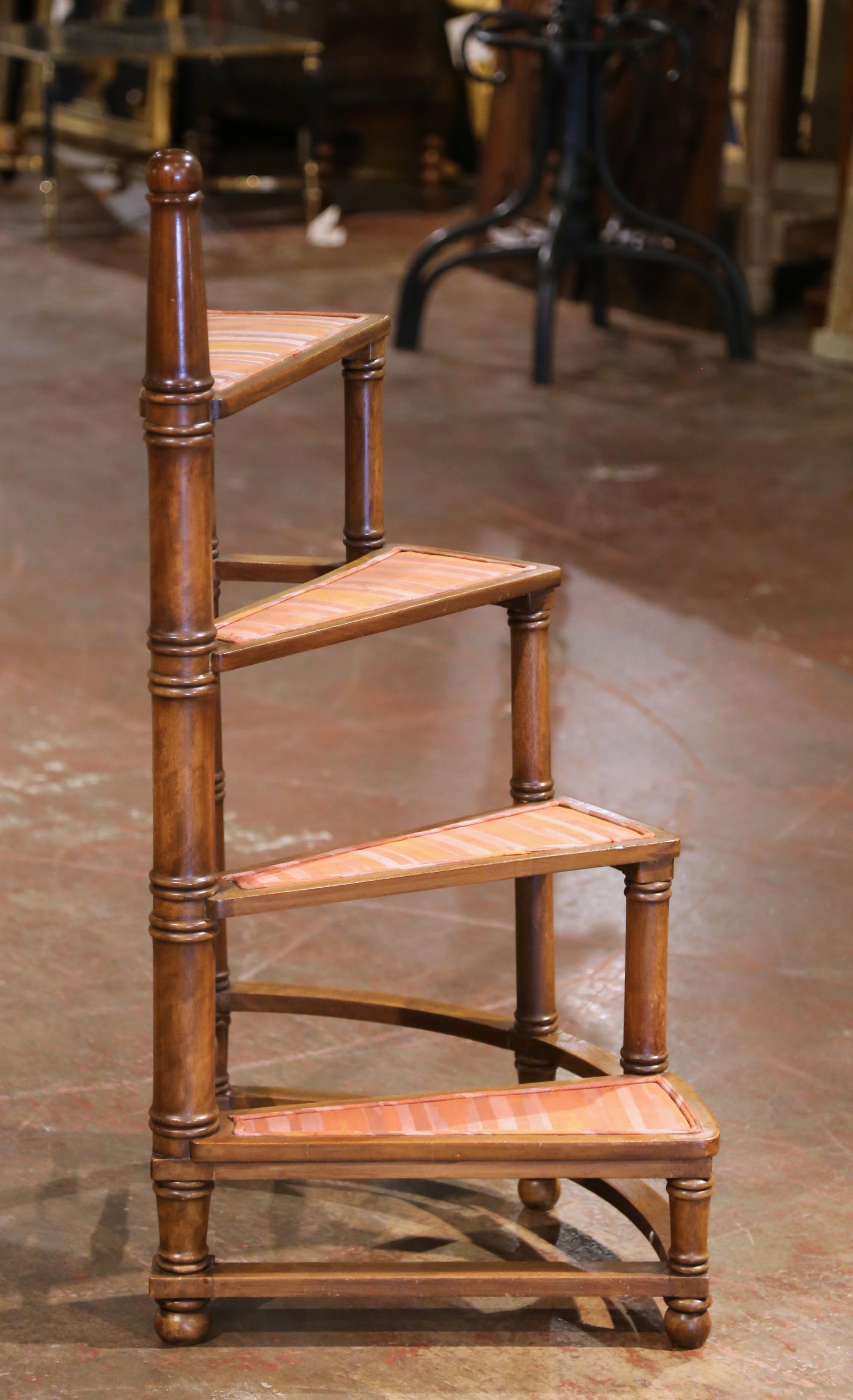 Mid-Century French Louis XIII Carved Walnut Spiral Library Four-Step Ladder For Sale 1