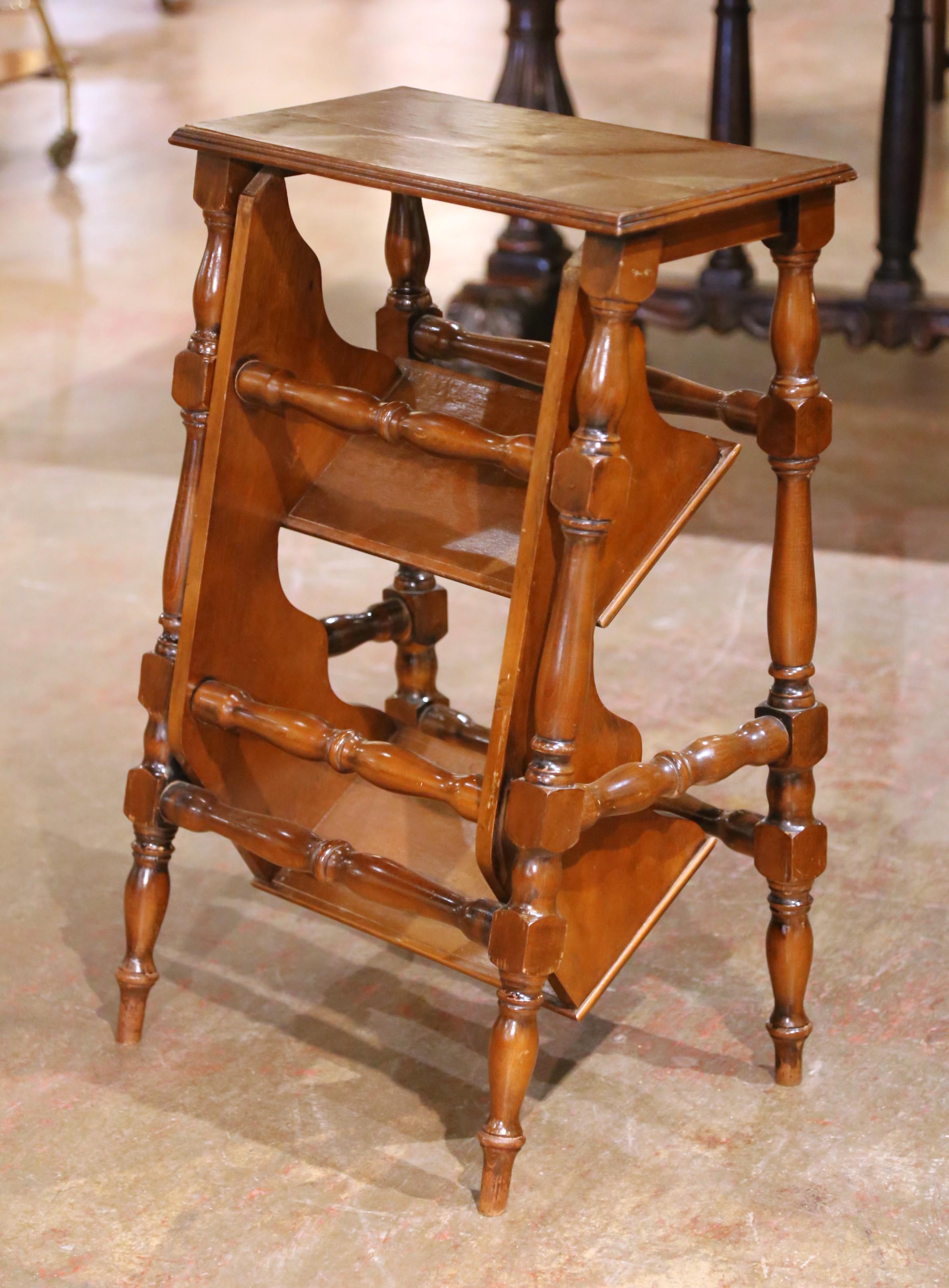 Realizzato in Francia intorno al 1960, questo pezzo intelligente combina forma e funzione in stile Luigi XIII. Costruito in noce con una patina calda e strofinata a mano, lo sgabello metamorfico presenta un piano rettangolare modellato che poggia su