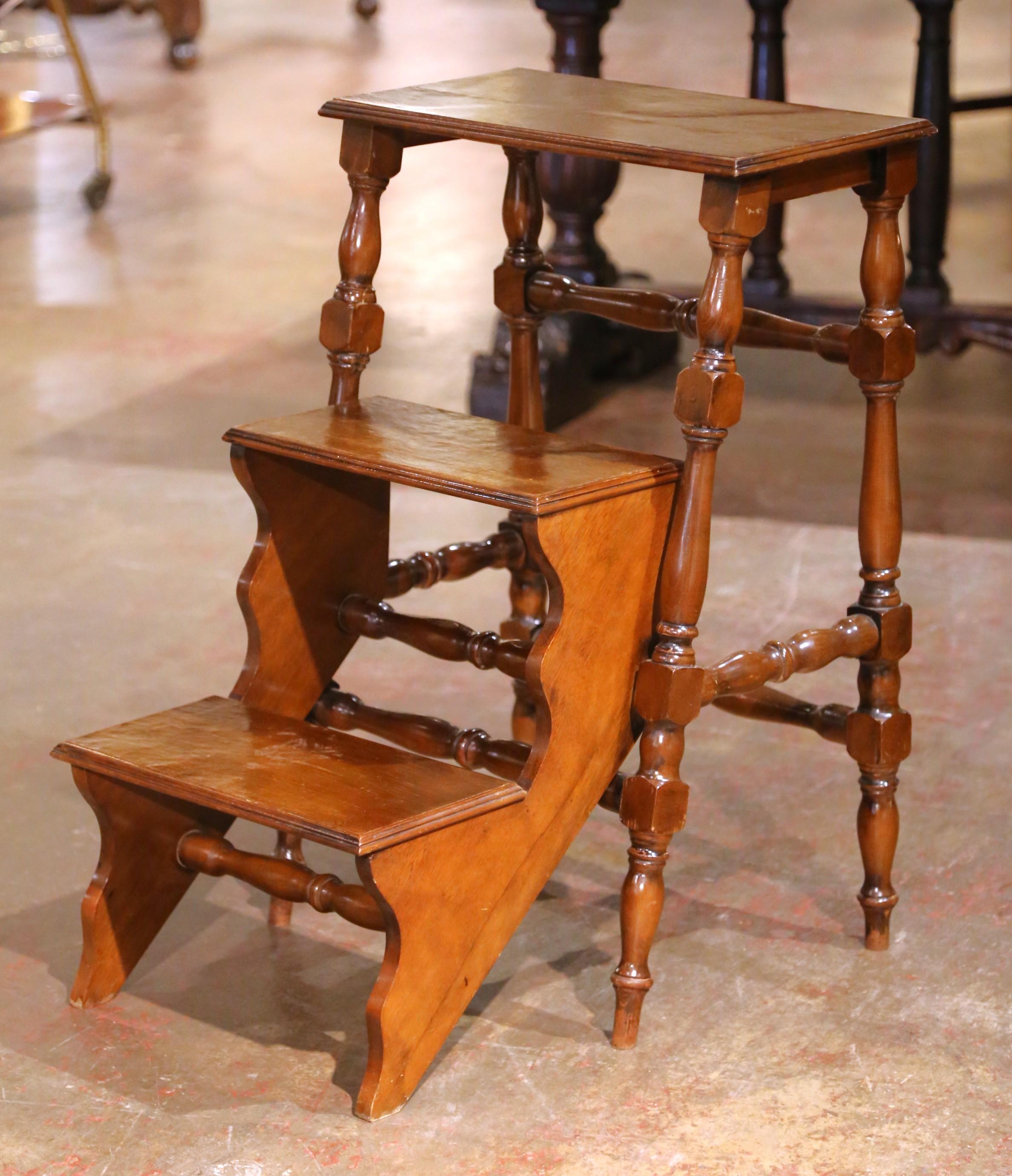 Francese Gradini di biblioteca metamorfici in legno di noce in stile Luigi XIII della metà del secolo. in vendita