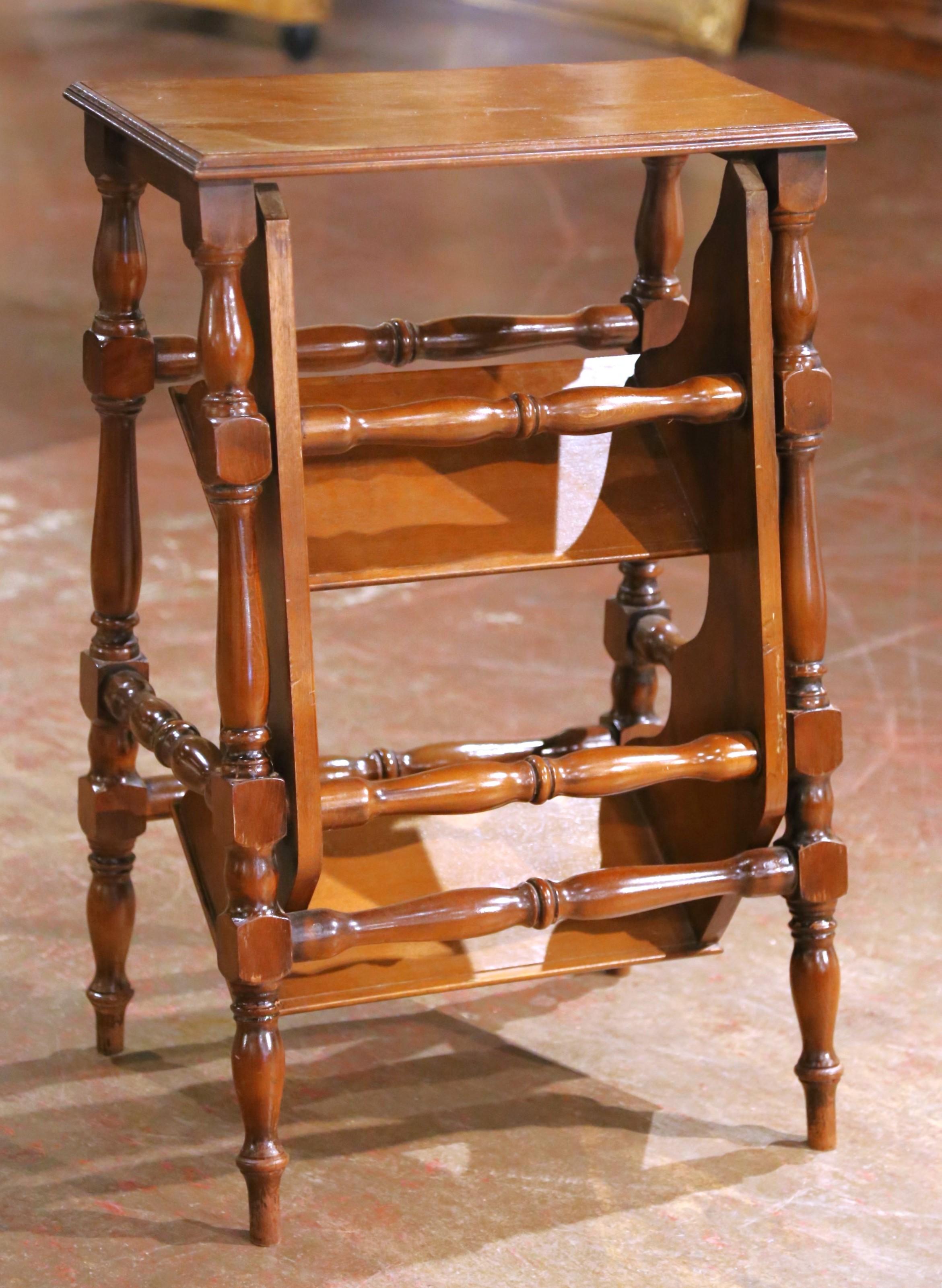 Intagliato a mano Gradini di biblioteca metamorfici in legno di noce in stile Luigi XIII della metà del secolo. in vendita