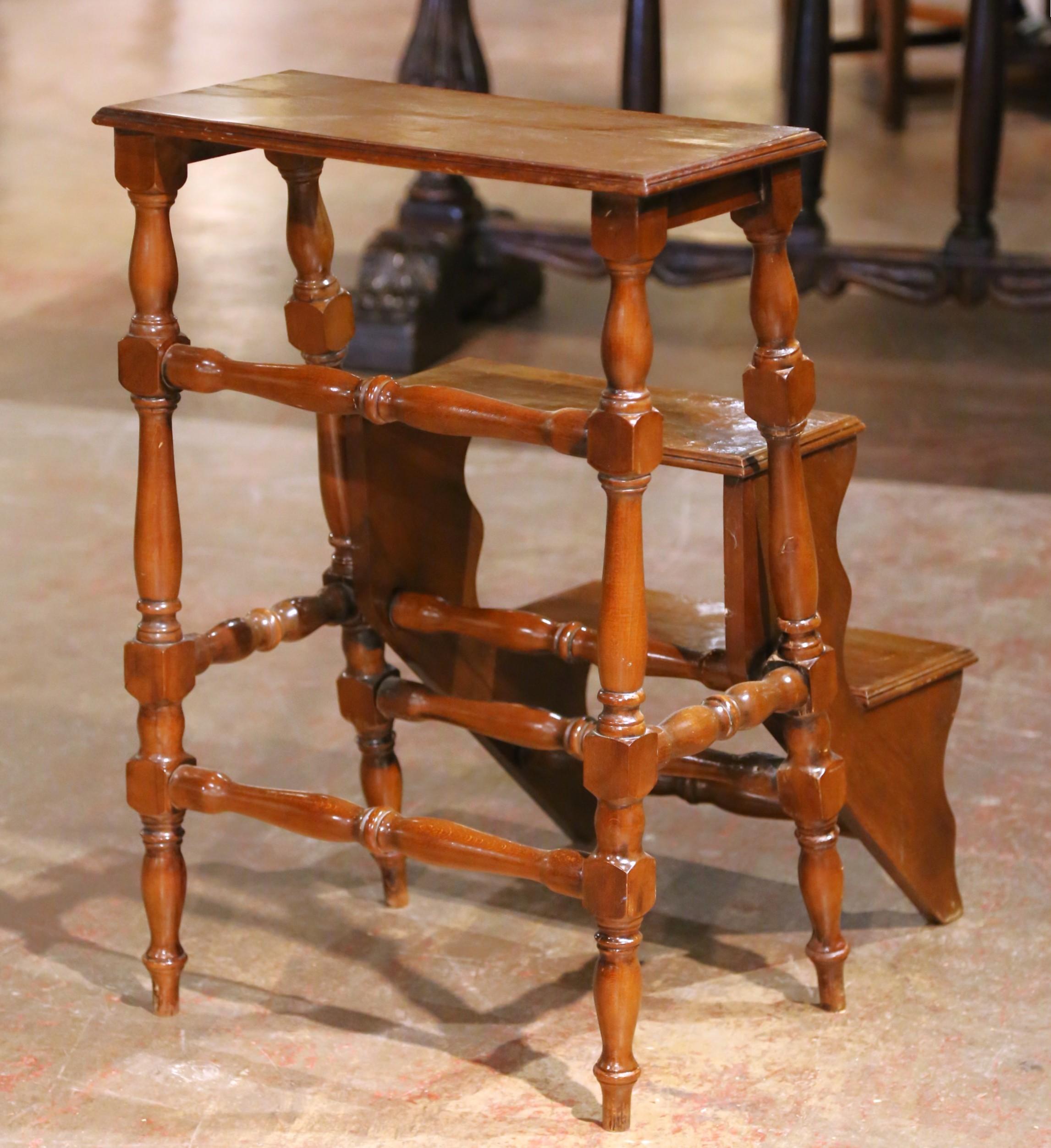 Noce Gradini di biblioteca metamorfici in legno di noce in stile Luigi XIII della metà del secolo. in vendita