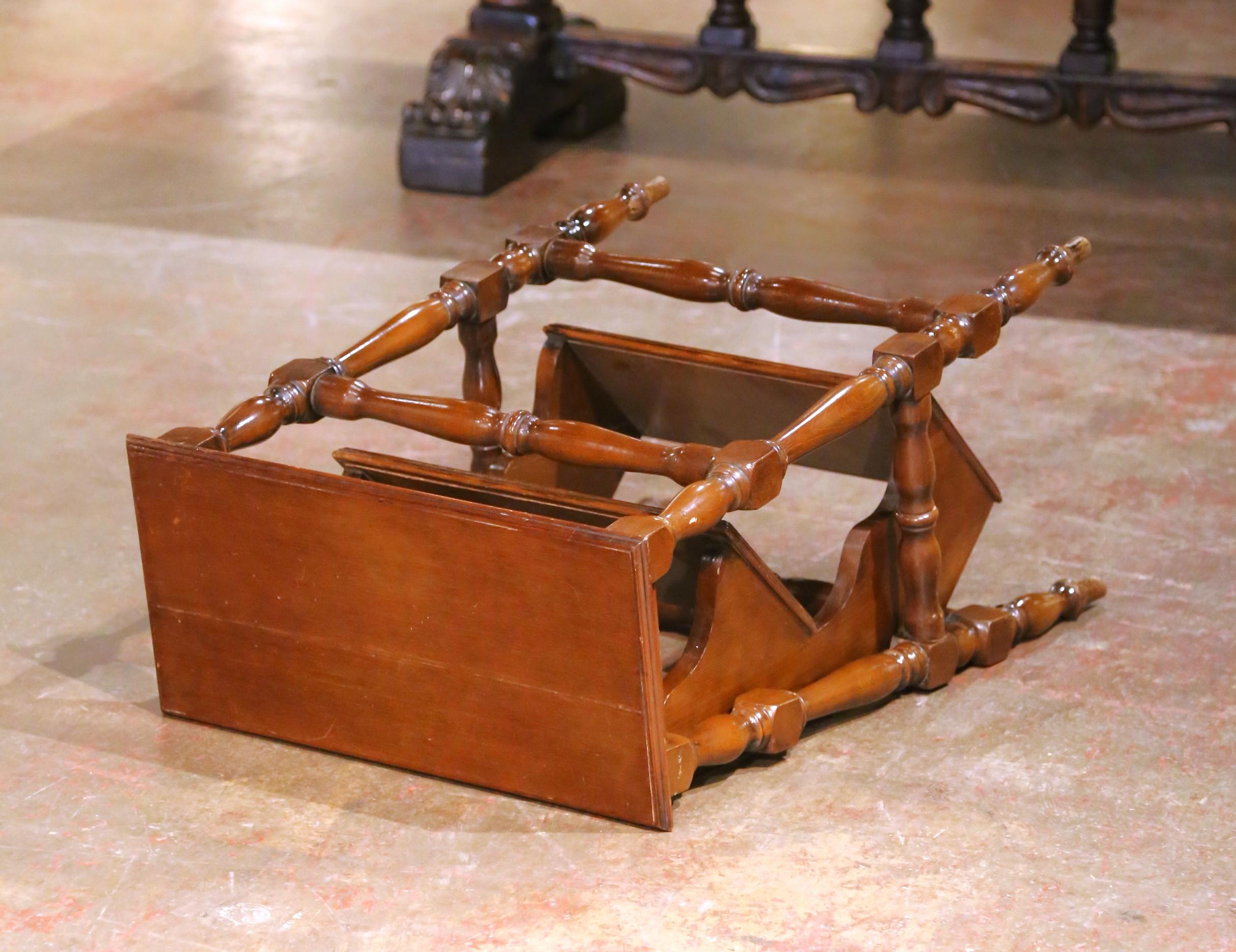 Gradini di biblioteca metamorfici in legno di noce in stile Luigi XIII della metà del secolo. in vendita 1