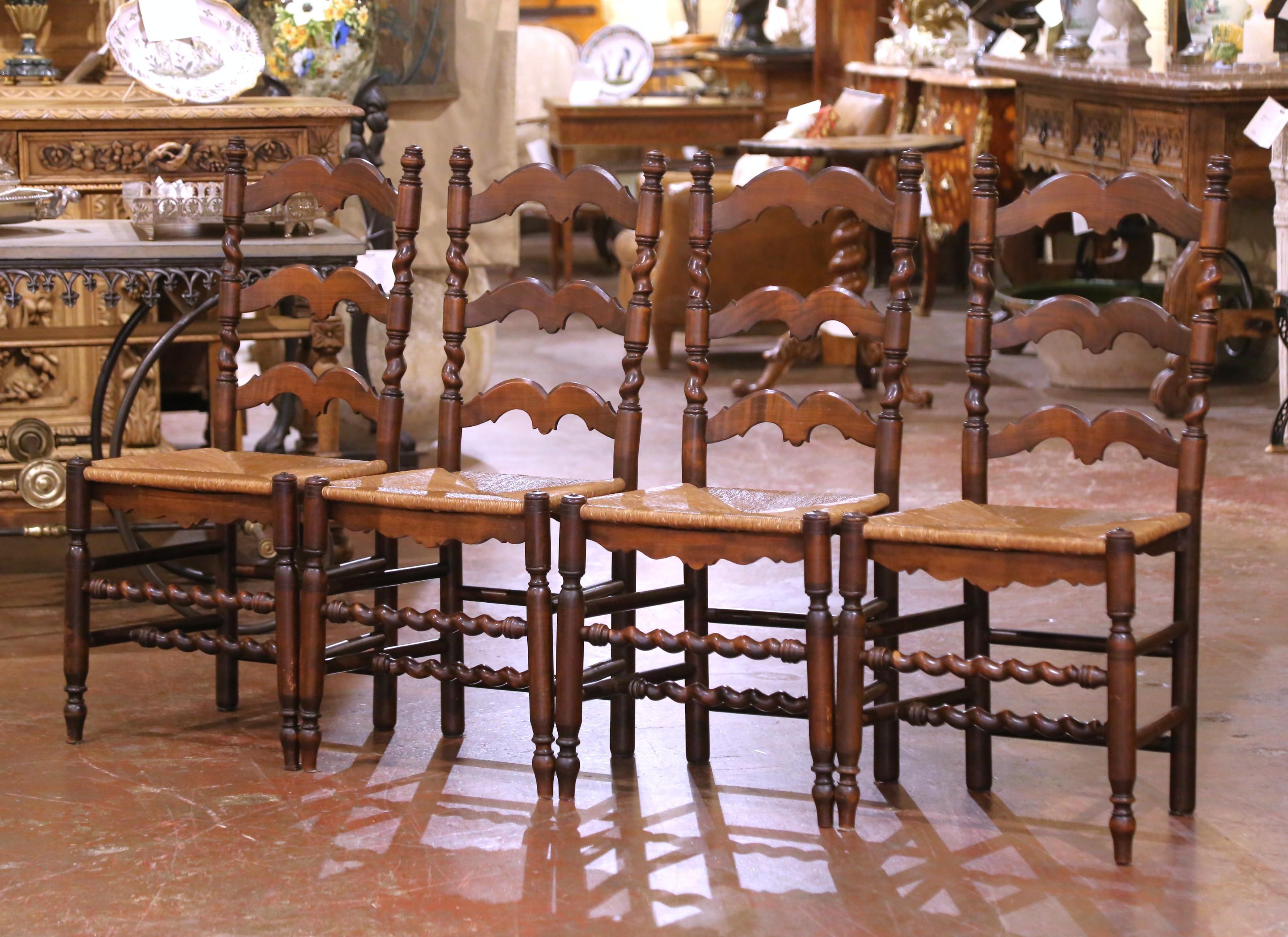 Apportez un charme rustique et une élégance française classique à votre intérieur avec ce lot de quatre chaises à dossier en échelle. Fabriquée en Normandie, en France, vers 1960, chaque chaise haute reflète le style Louis XIII traditionnel, avec
