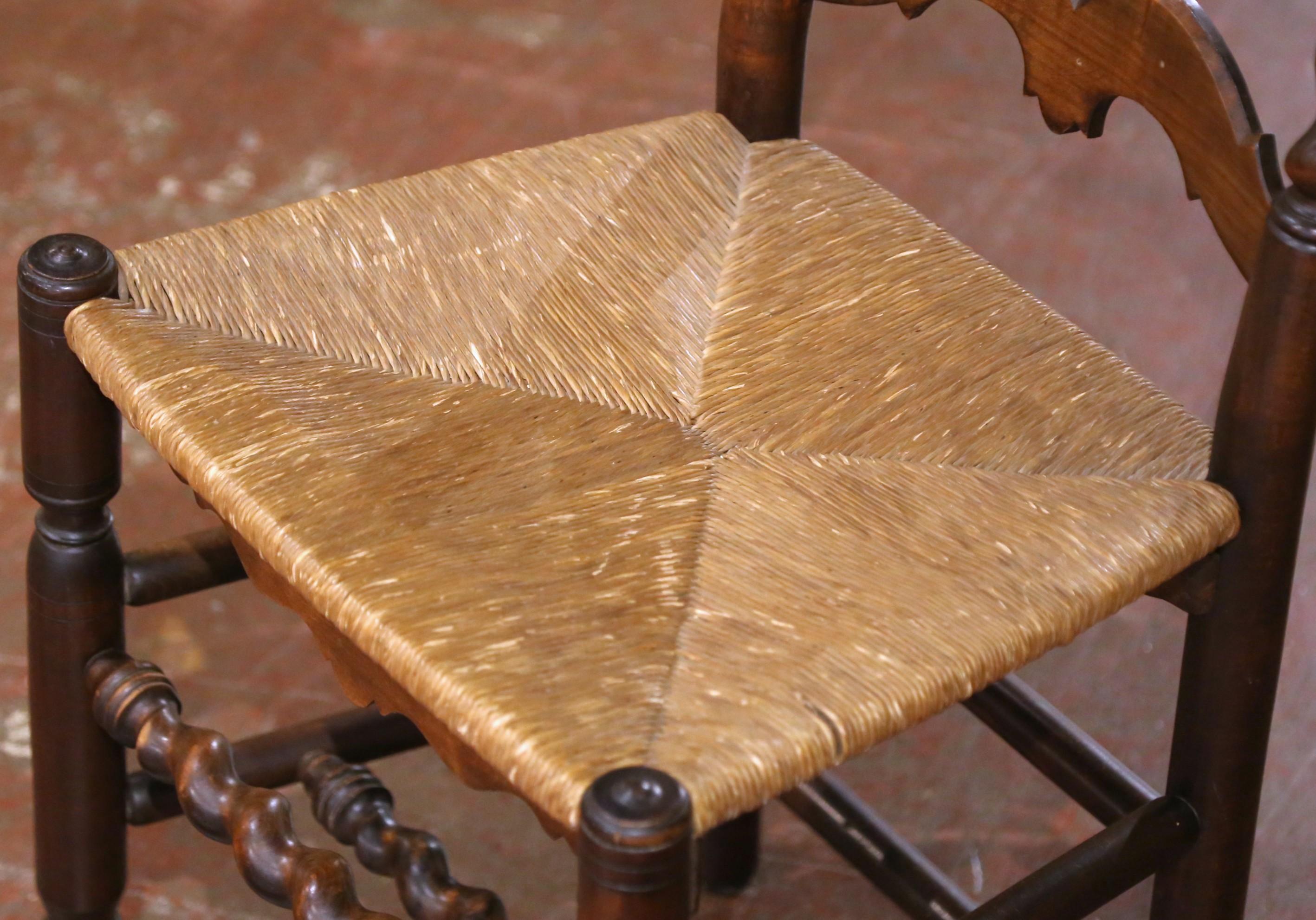 Country Chaises à dossier échelonné Louis XIII du milieu du siècle en noyer et joncs Ensemble de quatre chaises en vente